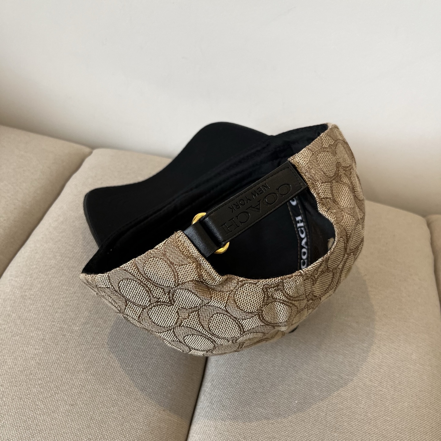 “Premium Baseball Cap by Coach: Perfect and Valuable” - 图片 8