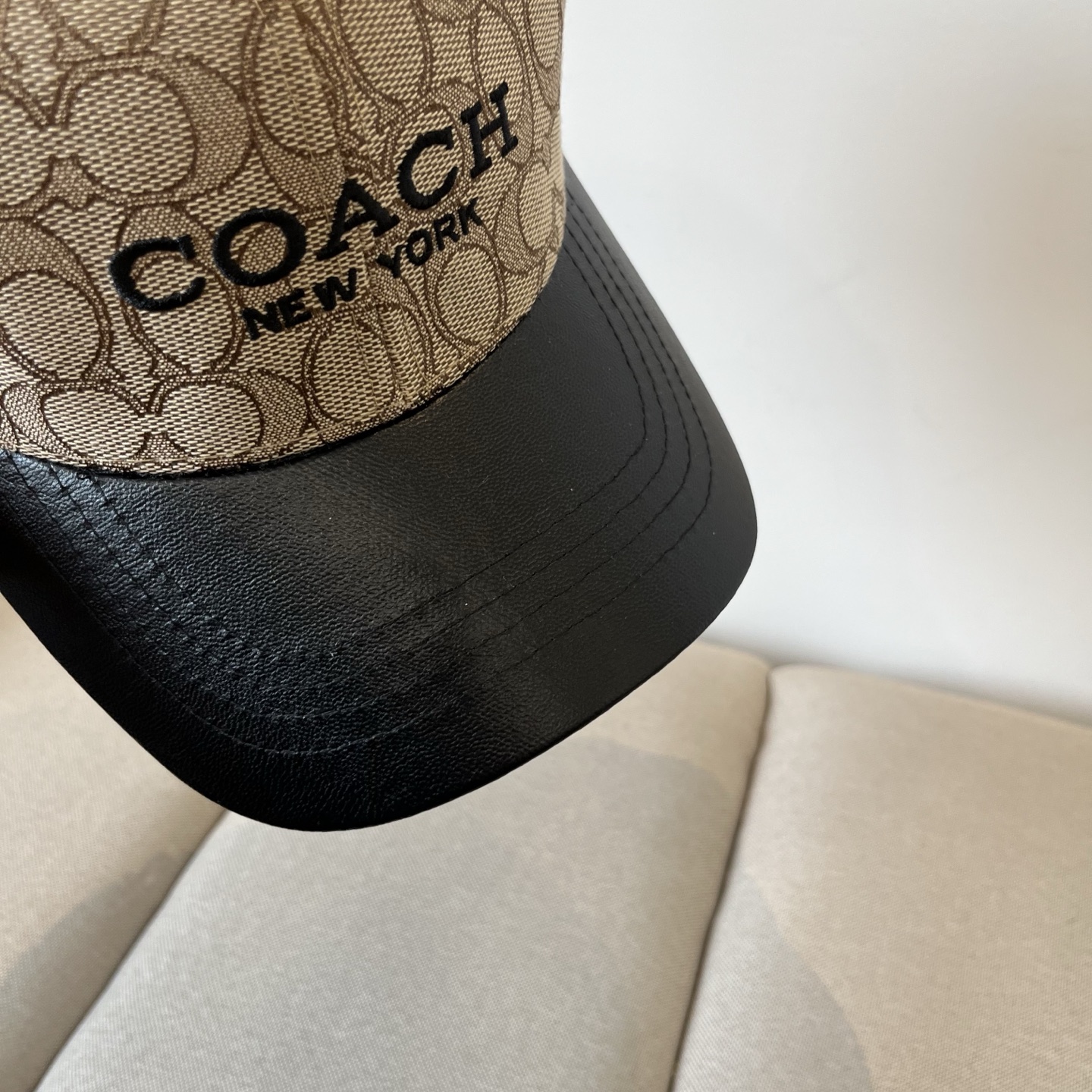 “Premium Baseball Cap by Coach: Perfect and Valuable” - 图片 6