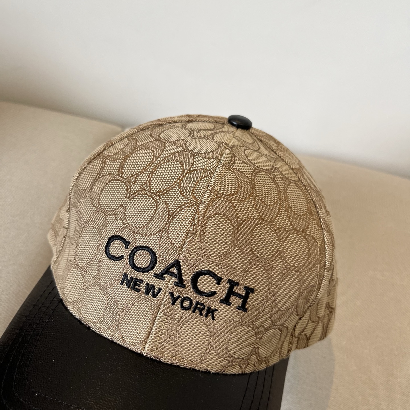 “Premium Baseball Cap by Coach: Perfect and Valuable” - 图片 2