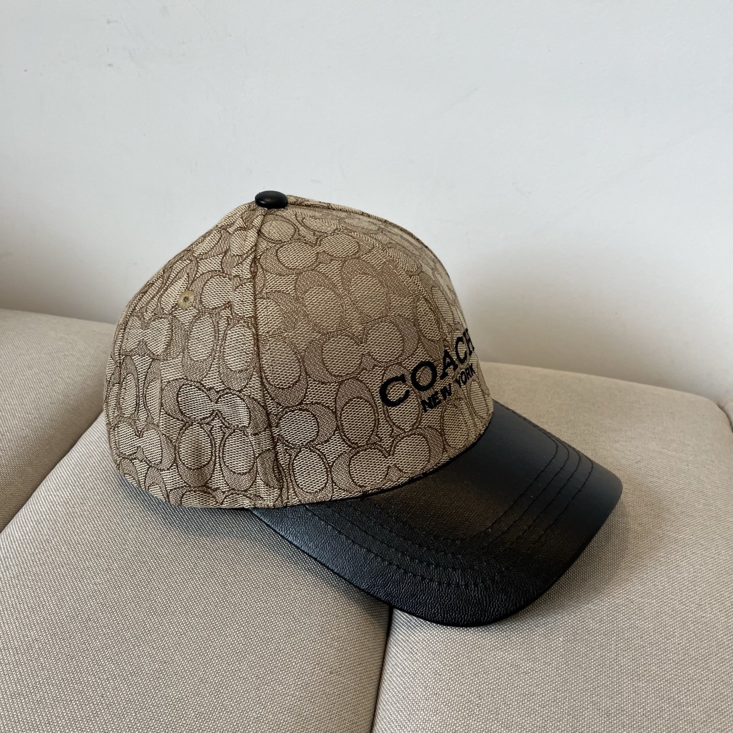 “Premium Baseball Cap by Coach: Perfect and Valuable” - 图片 5