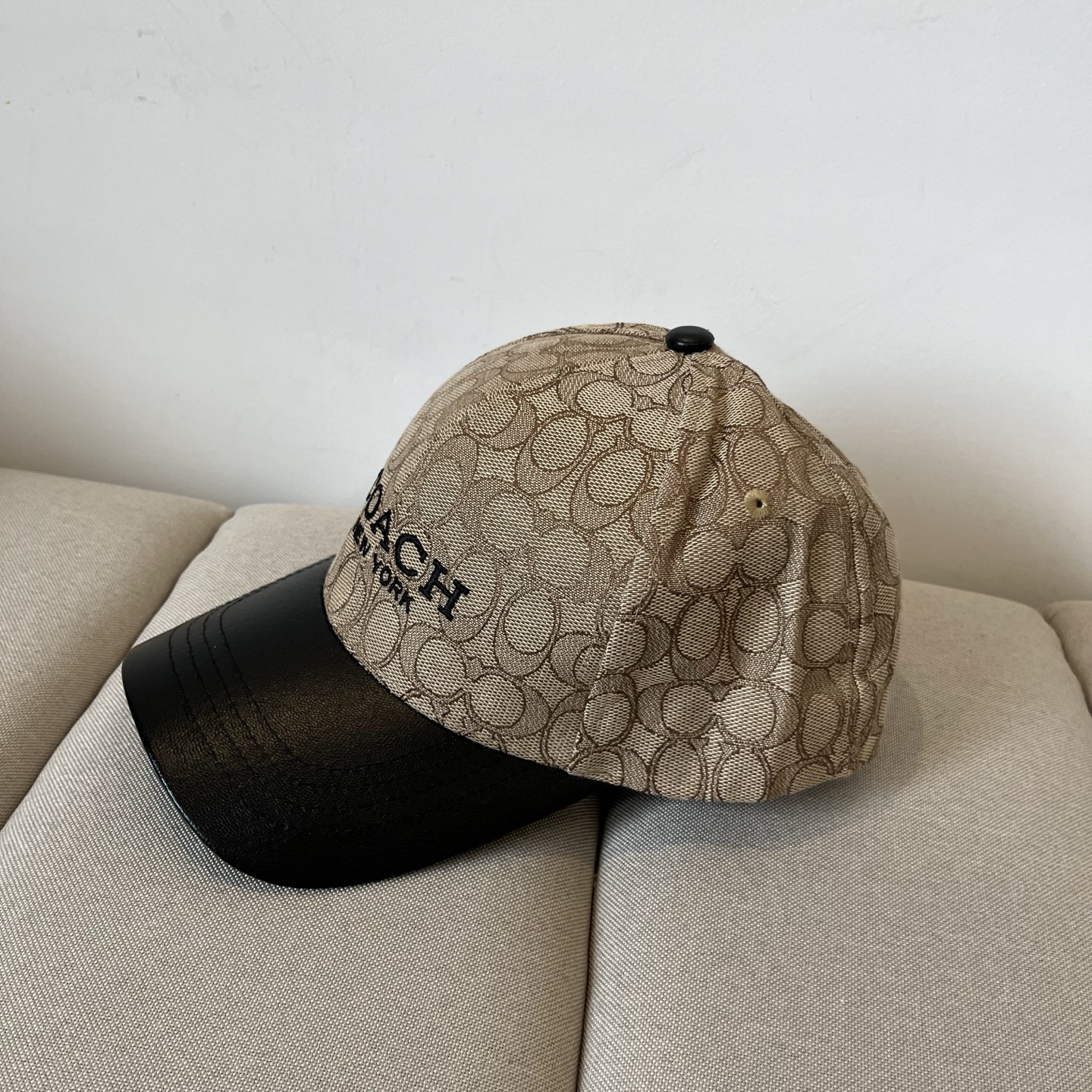 “Premium Baseball Cap by Coach: Perfect and Valuable” - 图片 4