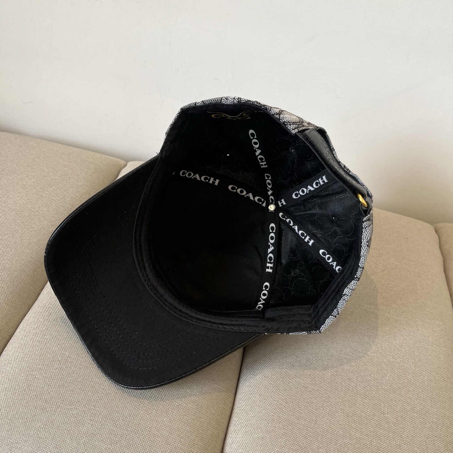 “High-Value Baseball Cap: Coach’s Perfect Design for a Premium Price” - 图片 8