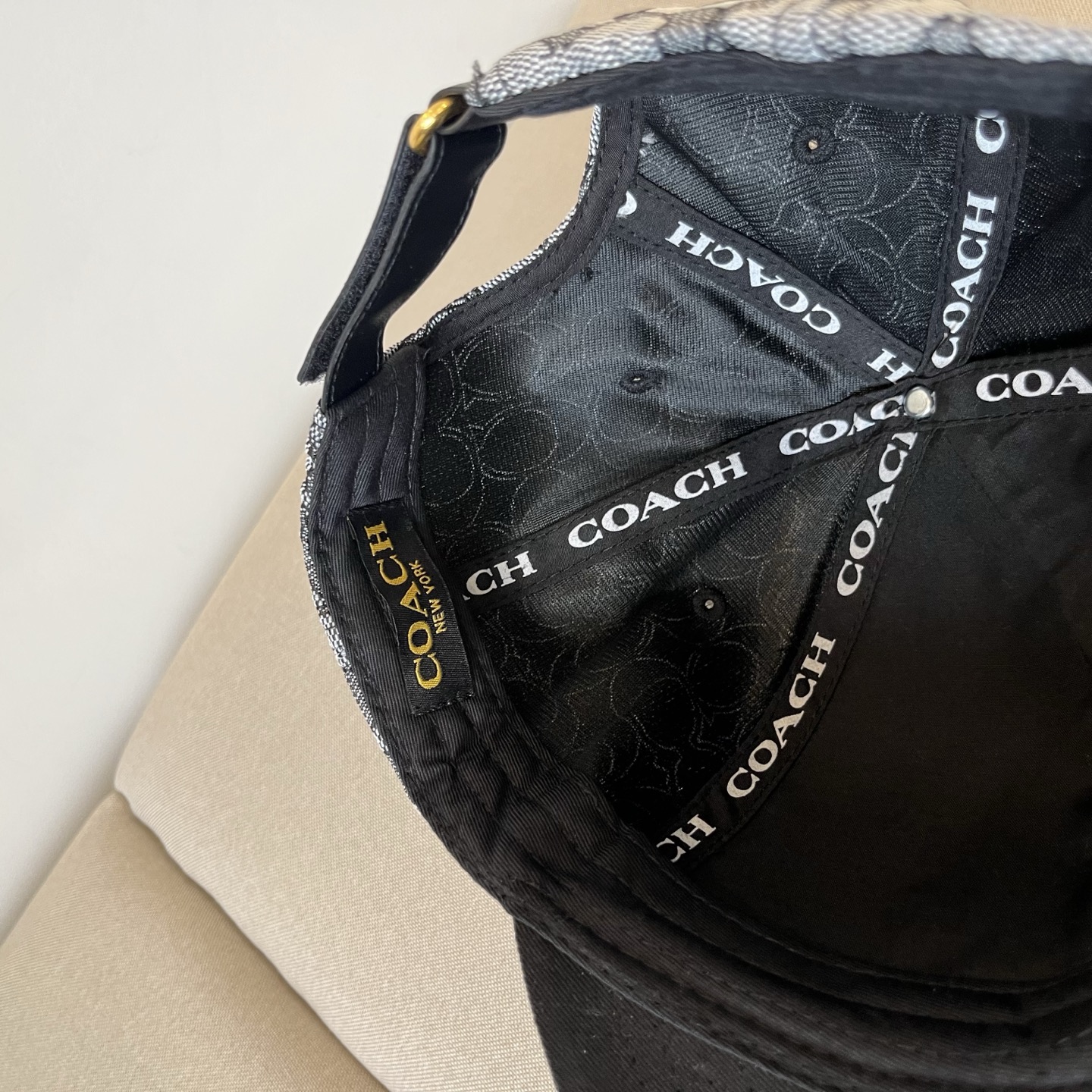 “High-Value Baseball Cap: Coach’s Perfect Design for a Premium Price” - 图片 7
