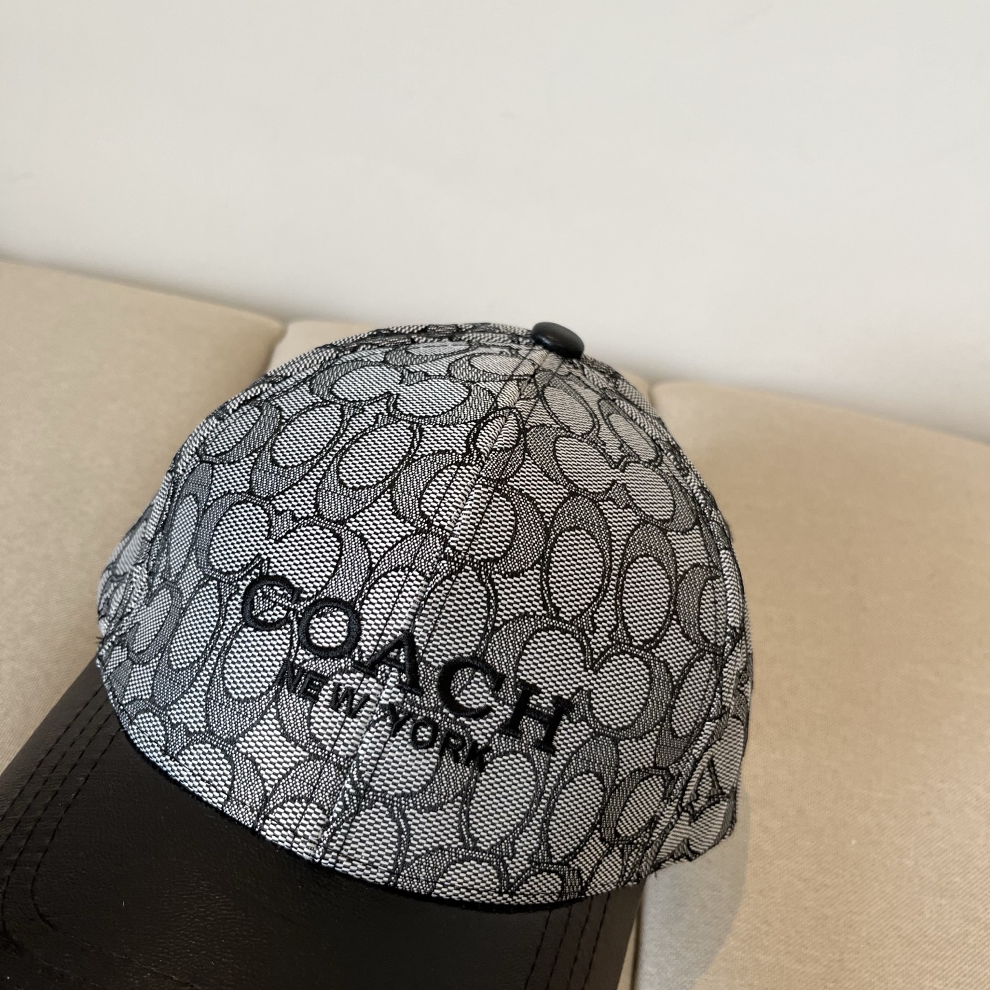 “High-Value Baseball Cap: Coach’s Perfect Design for a Premium Price” - 图片 2