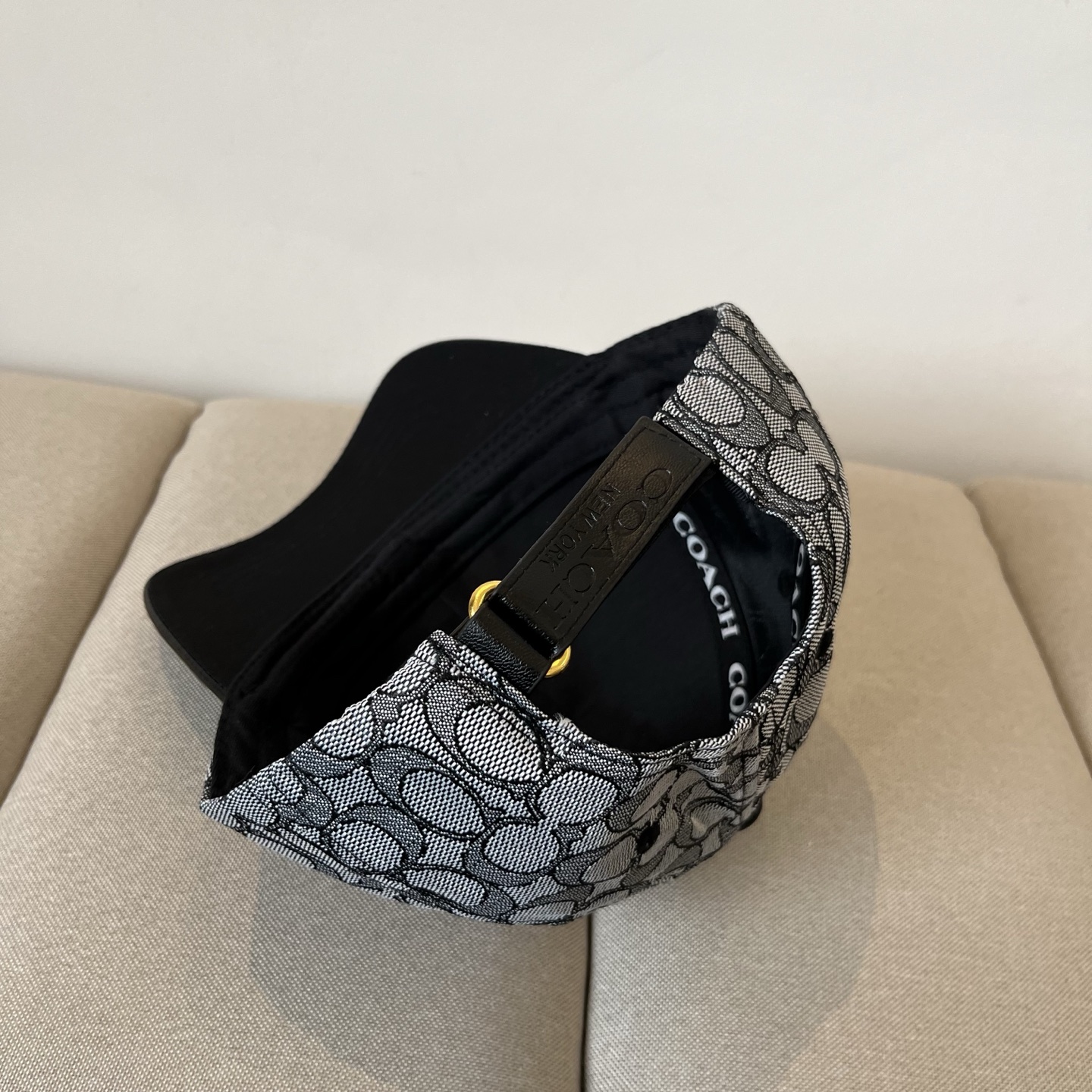 “High-Value Baseball Cap: Coach’s Perfect Design for a Premium Price” - 图片 6