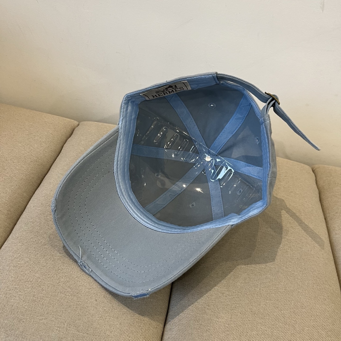 Luxurious Emas Hermes Baseball Hat: High Quality Craftsmanship and Elegant Design - 图片 8