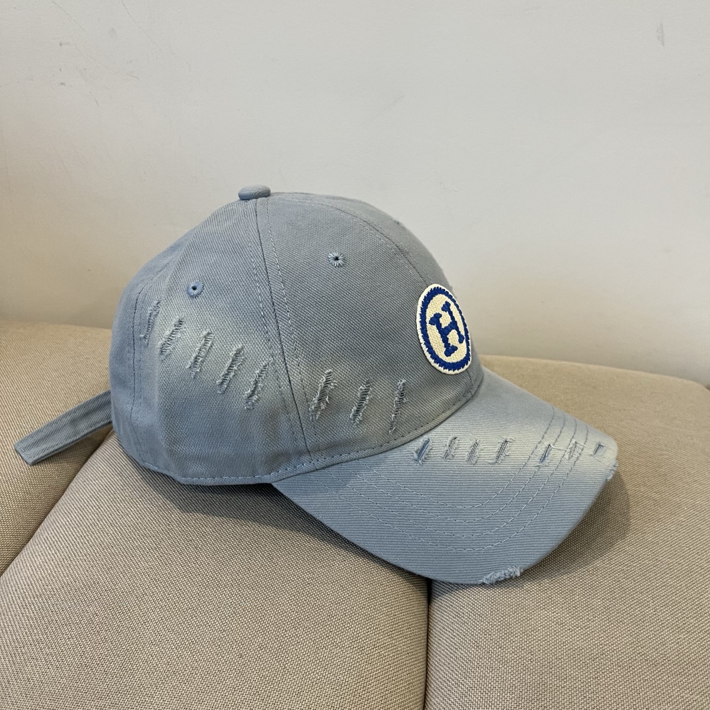 Luxurious Emas Hermes Baseball Hat: High Quality Craftsmanship and Elegant Design - 图片 5