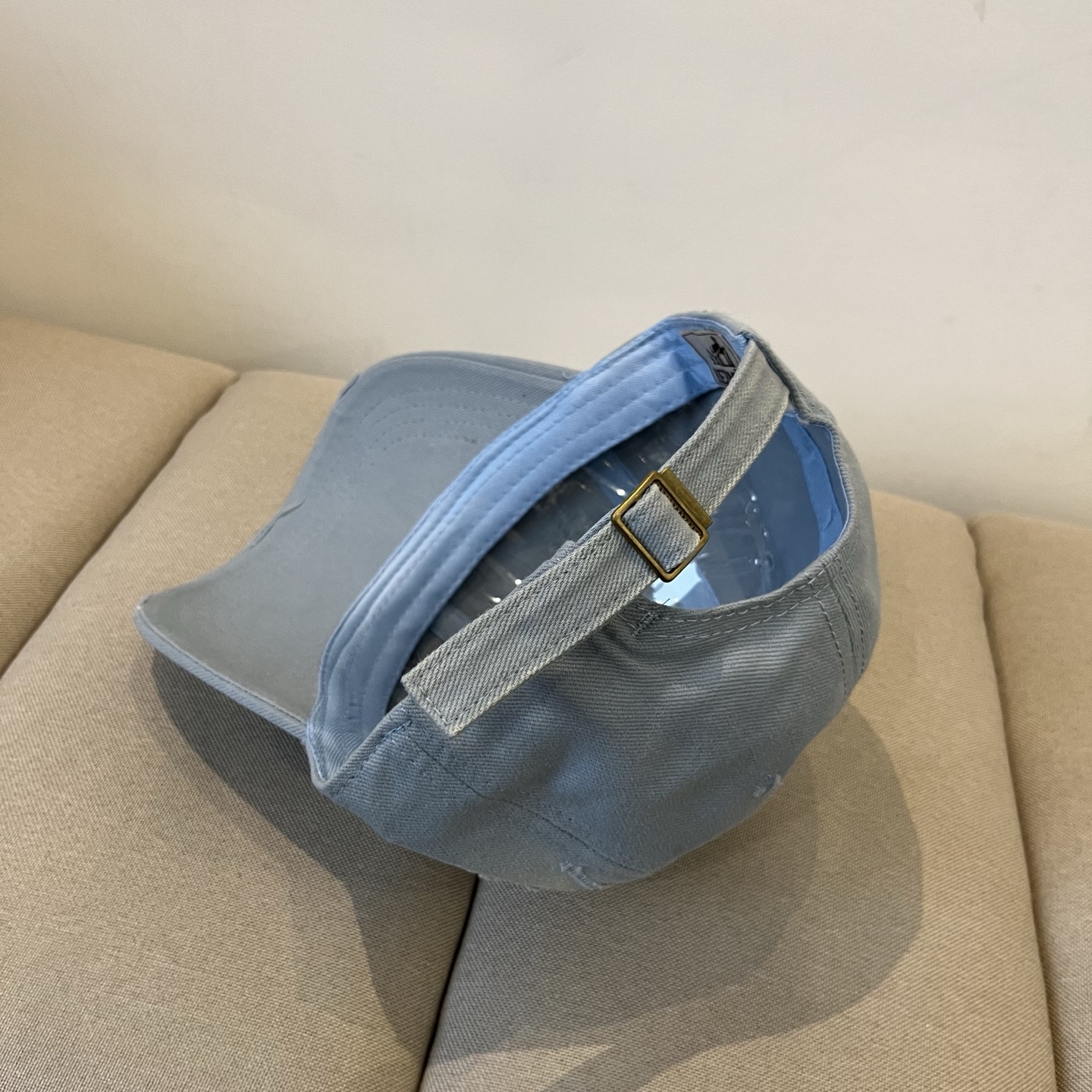 Luxurious Emas Hermes Baseball Hat: High Quality Craftsmanship and Elegant Design - 图片 6
