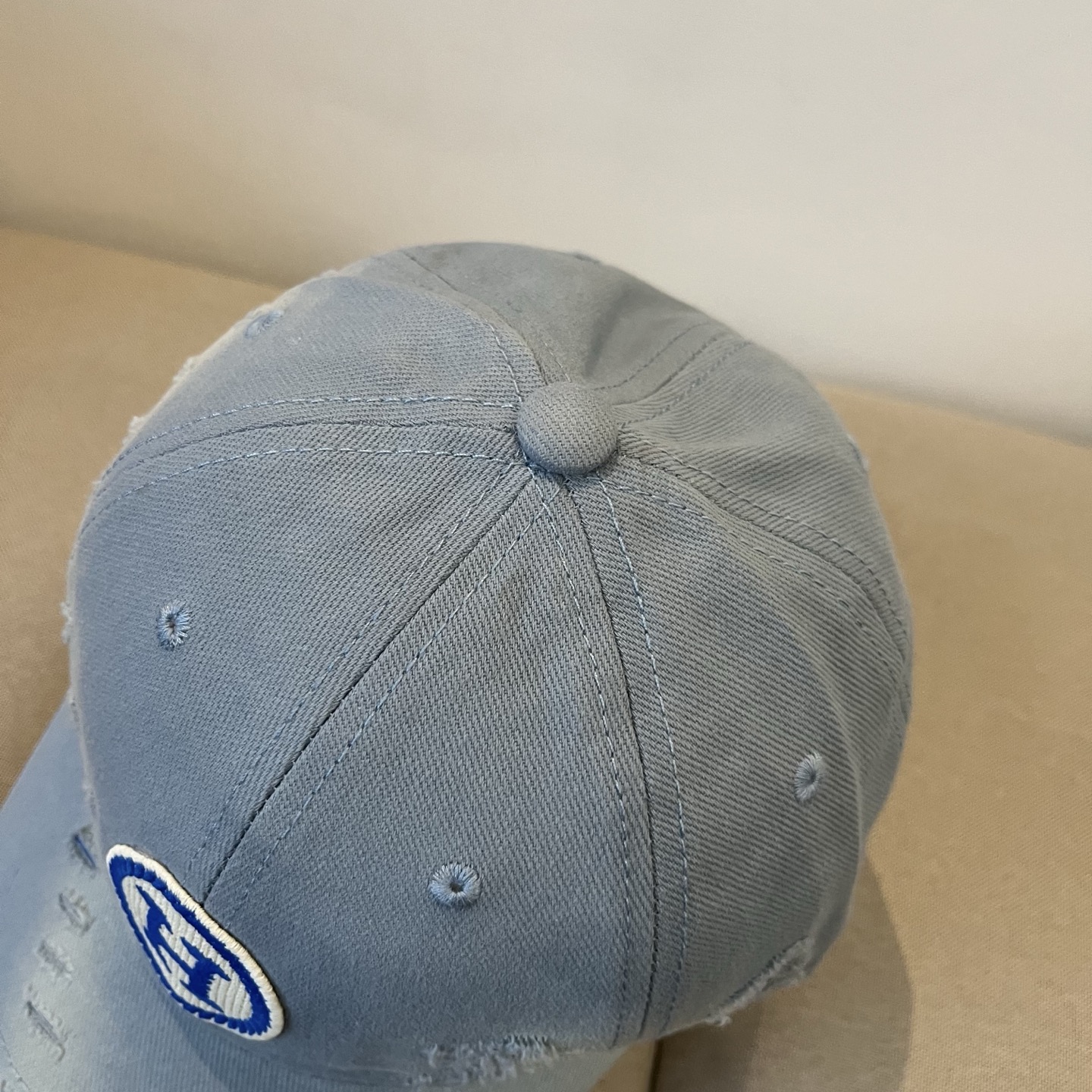 Luxurious Emas Hermes Baseball Hat: High Quality Craftsmanship and Elegant Design - 图片 3