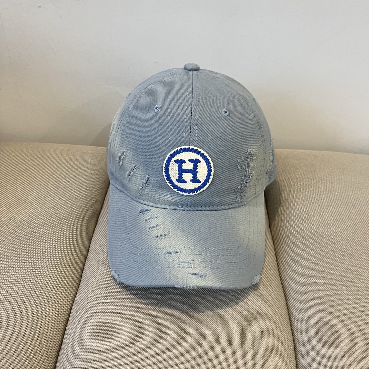 Luxurious Emas Hermes Baseball Hat: High Quality Craftsmanship and Elegant Design - 图片 1