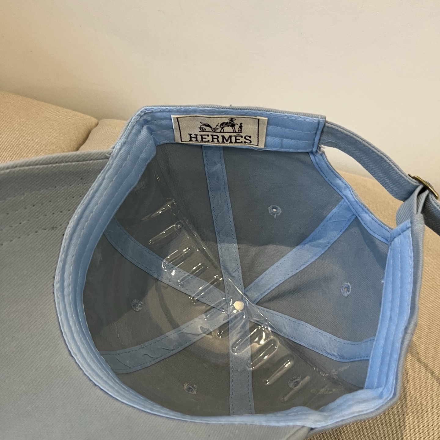Luxurious Emas Hermes Baseball Hat: High Quality Craftsmanship and Elegant Design - 图片 7