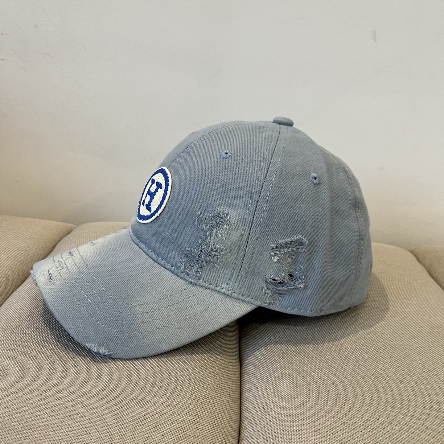 Luxurious Emas Hermes Baseball Hat: High Quality Craftsmanship and Elegant Design - 图片 4