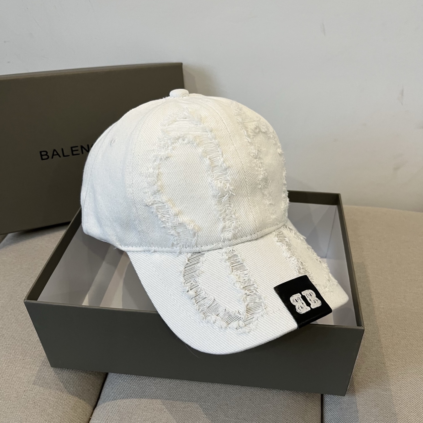 “Balenciaga Paris Logo Cap: New Design for Men and Women in Cool Colors” - 图片 3