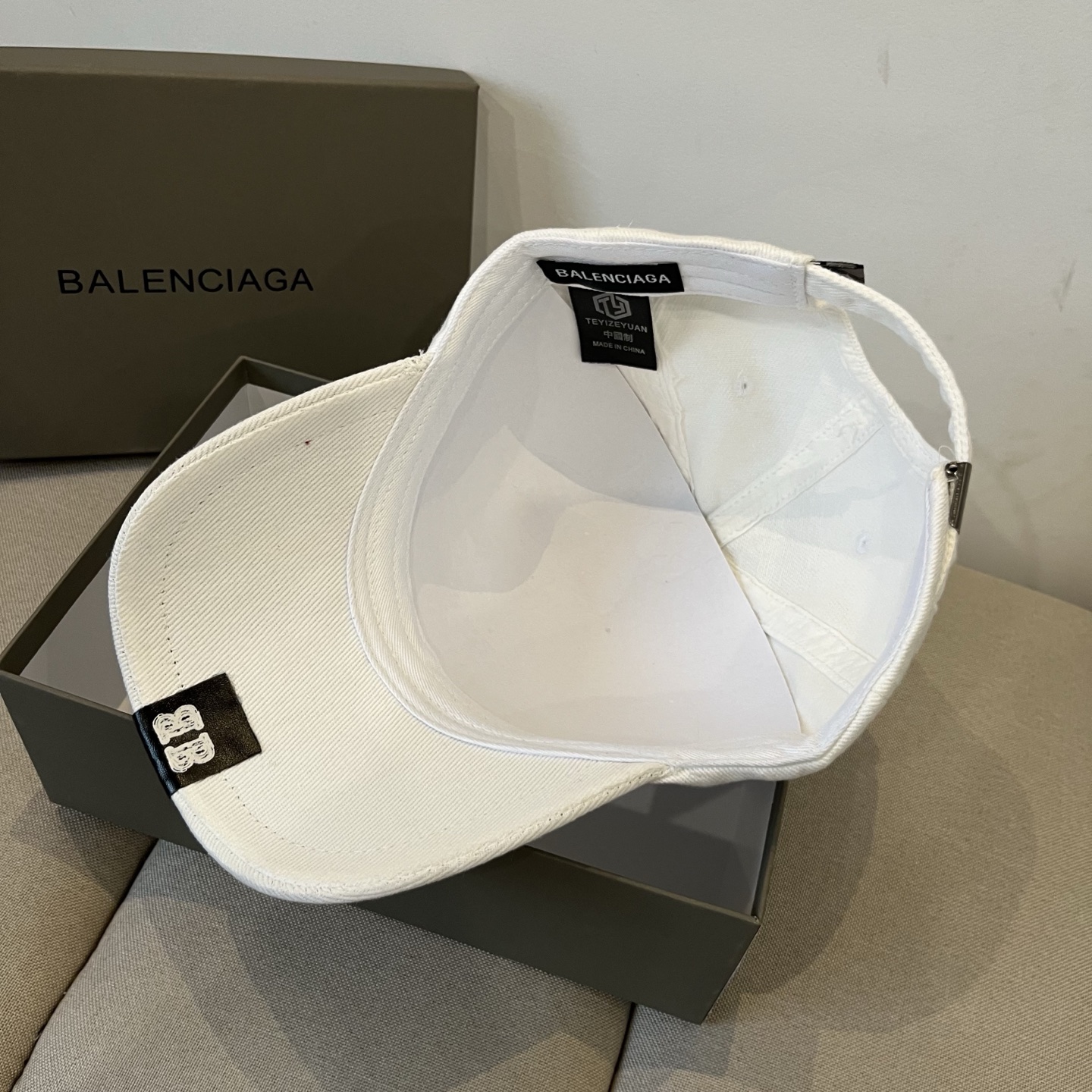 “Balenciaga Paris Logo Cap: New Design for Men and Women in Cool Colors” - 图片 8