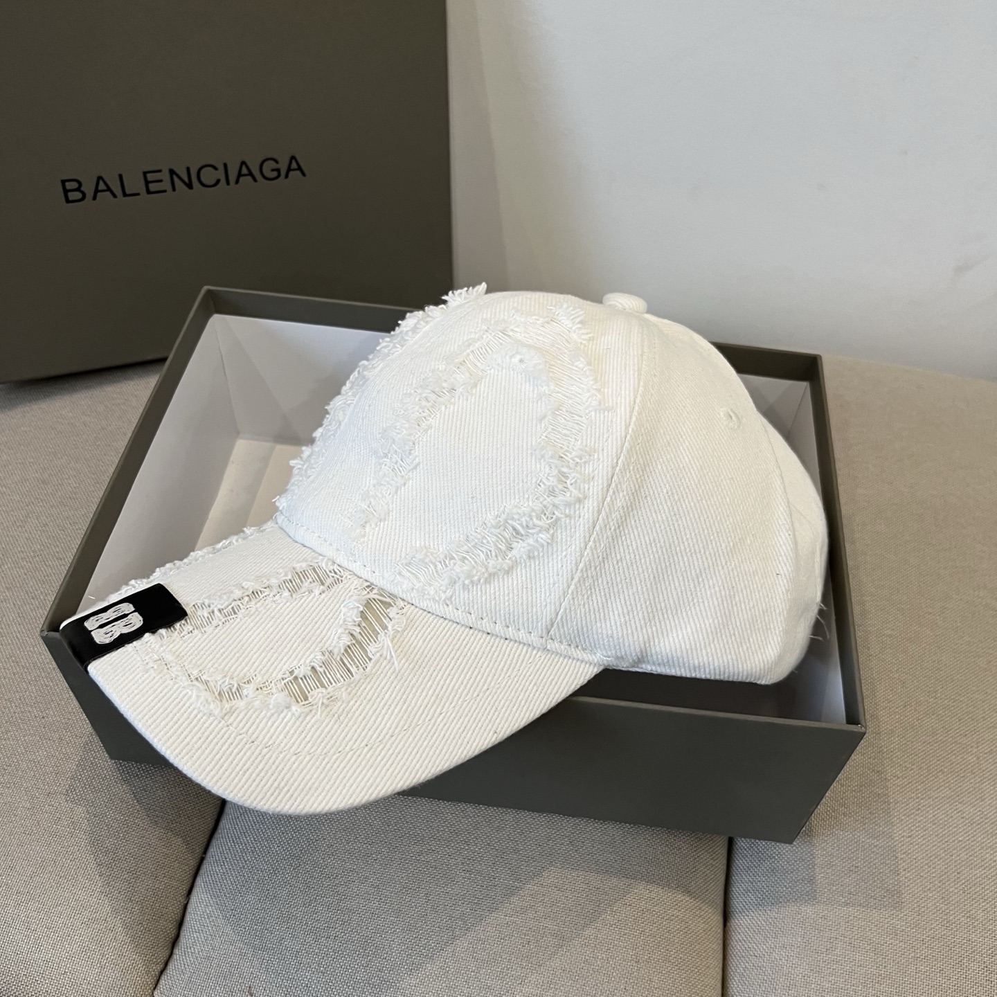 “Balenciaga Paris Logo Cap: New Design for Men and Women in Cool Colors” - 图片 2