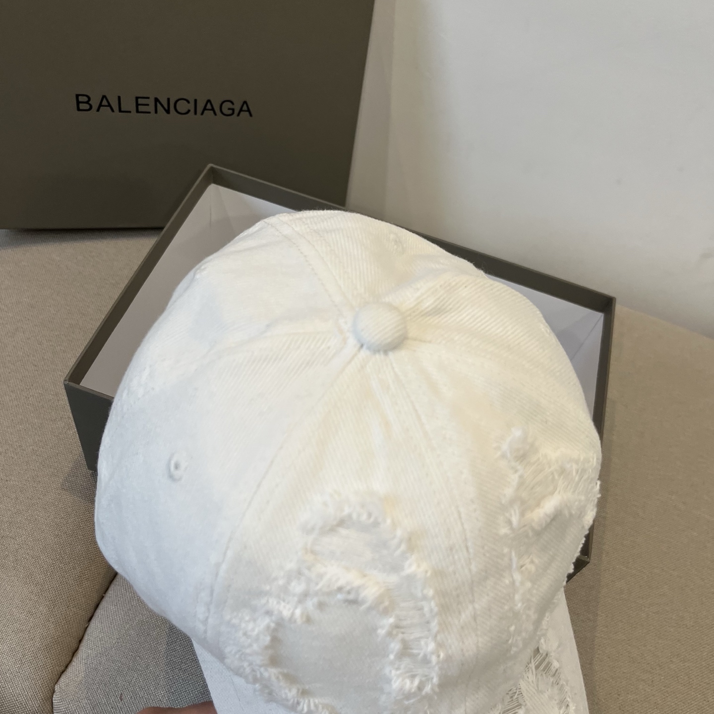 “Balenciaga Paris Logo Cap: New Design for Men and Women in Cool Colors” - 图片 6