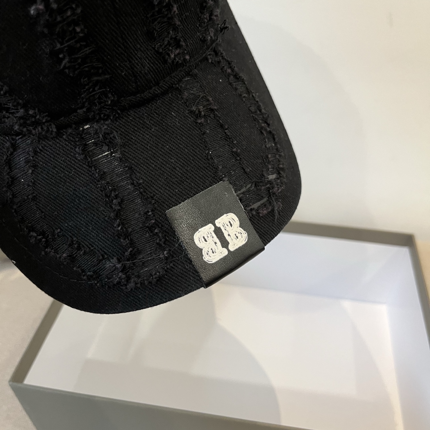 “Balenciaga Paris Logo Cap: New Style for Men and Women in Cool Colors” - 图片 2