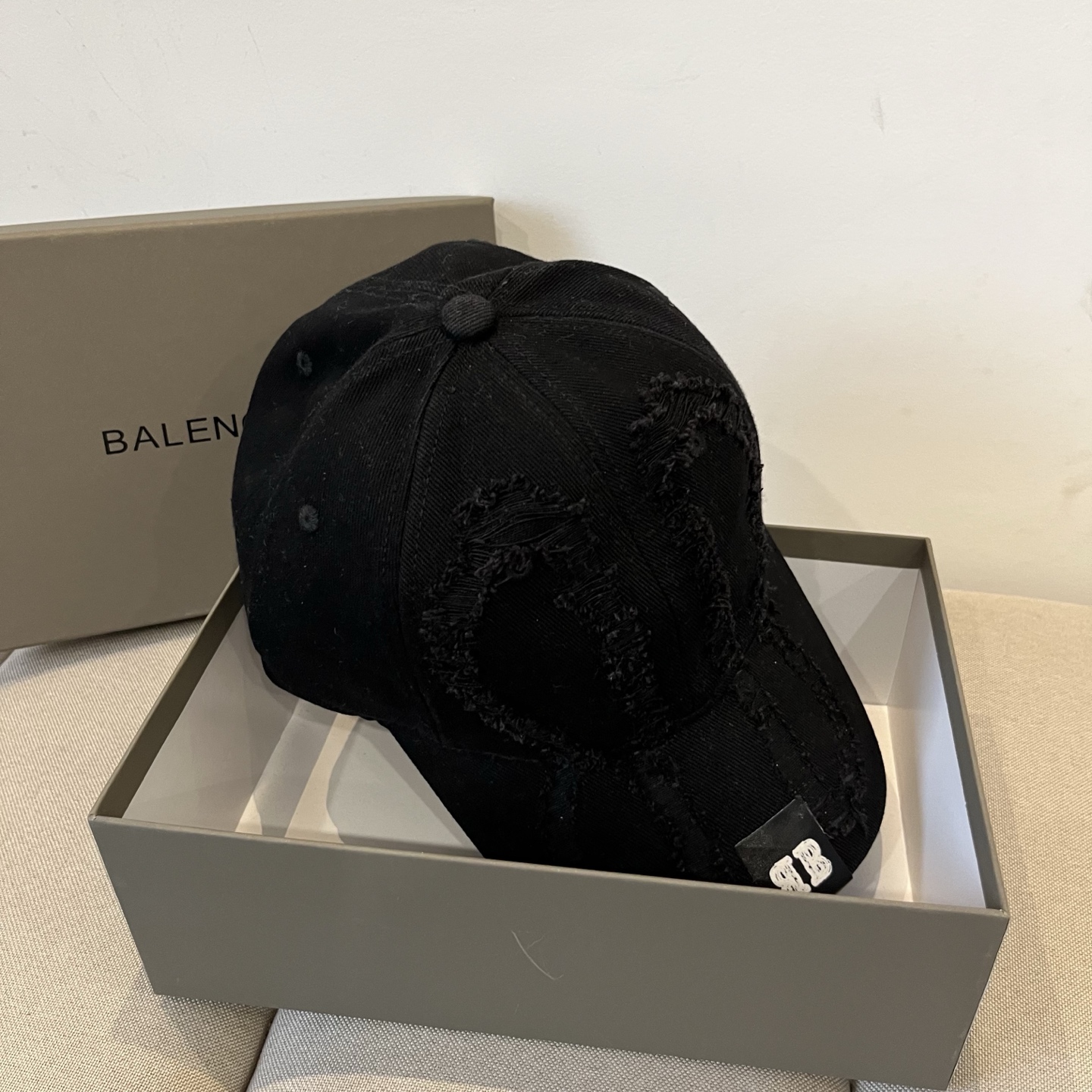 “Balenciaga Paris Logo Cap: New Style for Men and Women in Cool Colors” - 图片 5