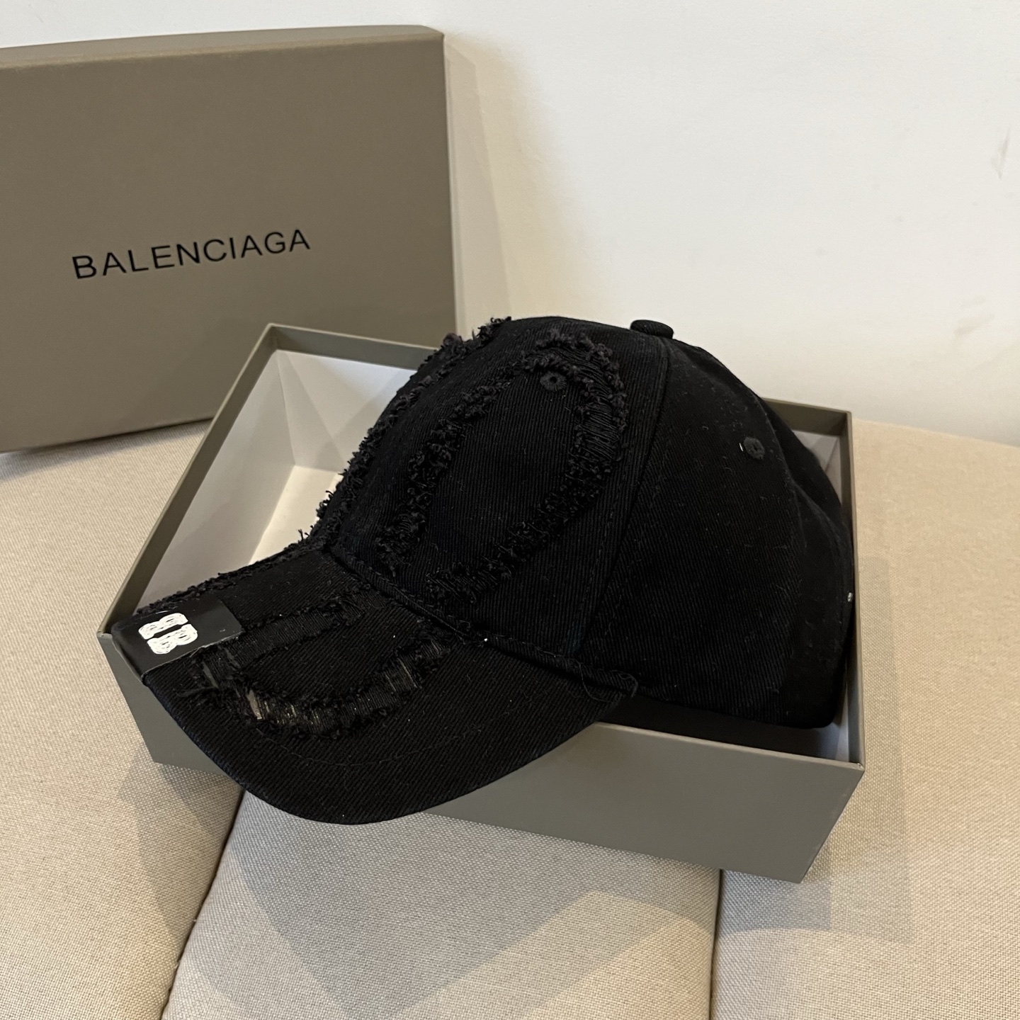 “Balenciaga Paris Logo Cap: New Style for Men and Women in Cool Colors” - 图片 4