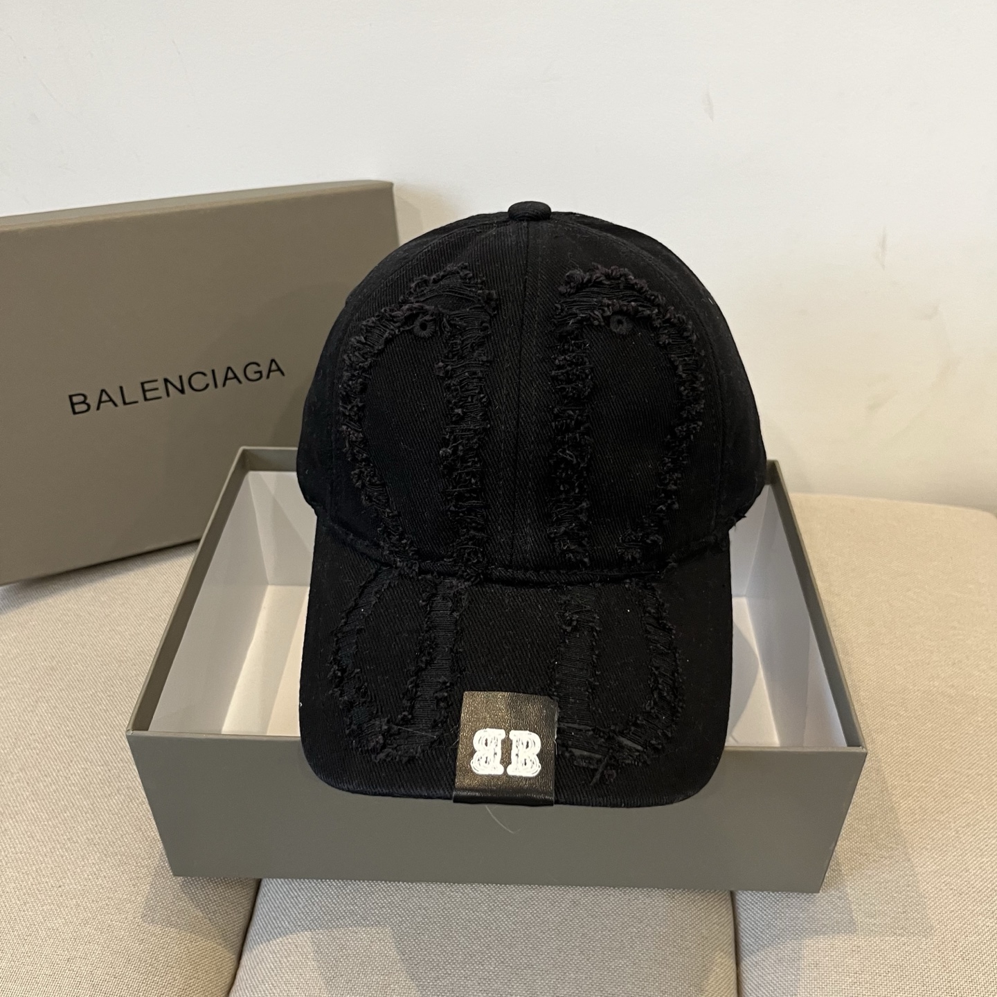“Balenciaga Paris Logo Cap: New Style for Men and Women in Cool Colors” - 图片 1