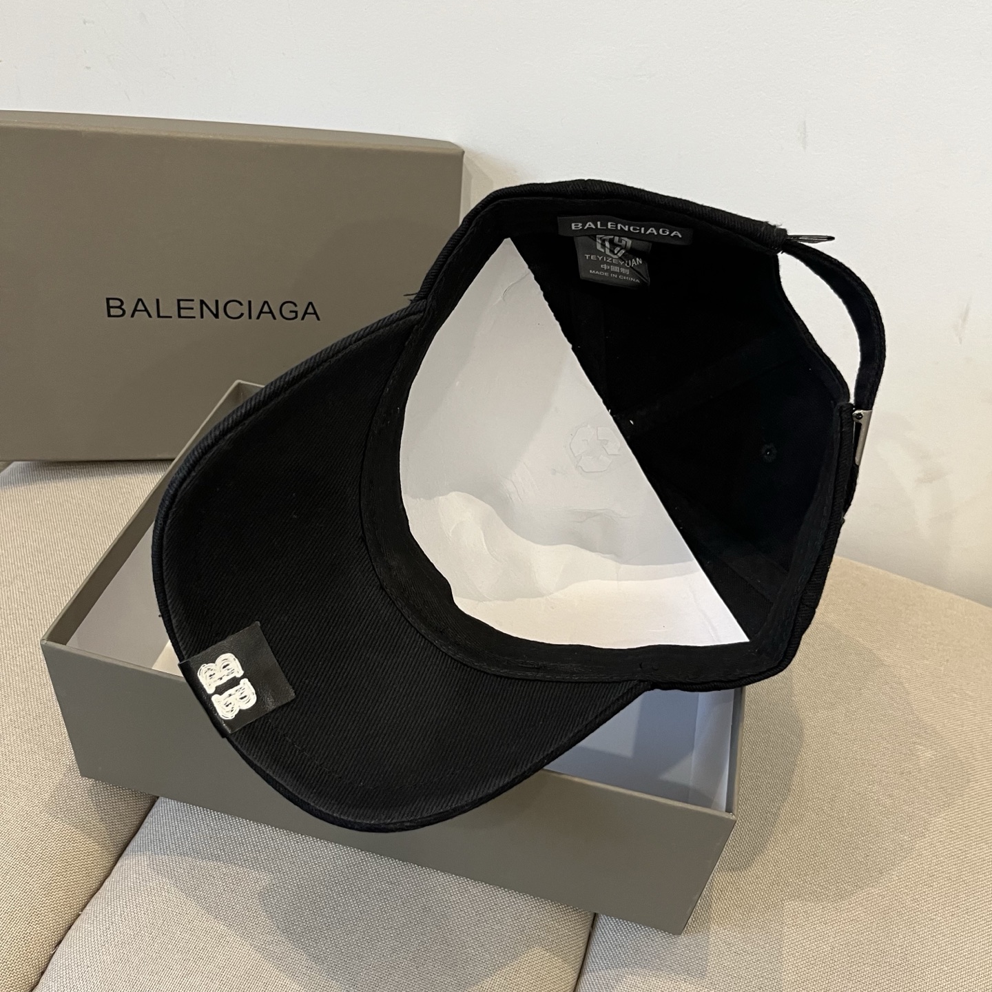 “Balenciaga Paris Logo Cap: New Style for Men and Women in Cool Colors” - 图片 7