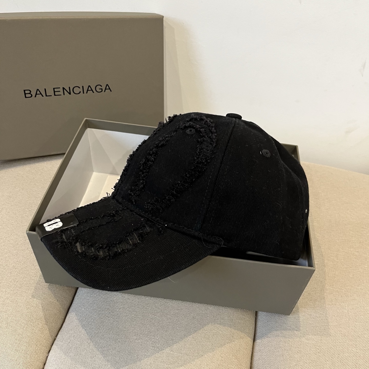 “Balenciaga Paris Logo Cap: New Style for Men and Women in Cool Colors” - 图片 6