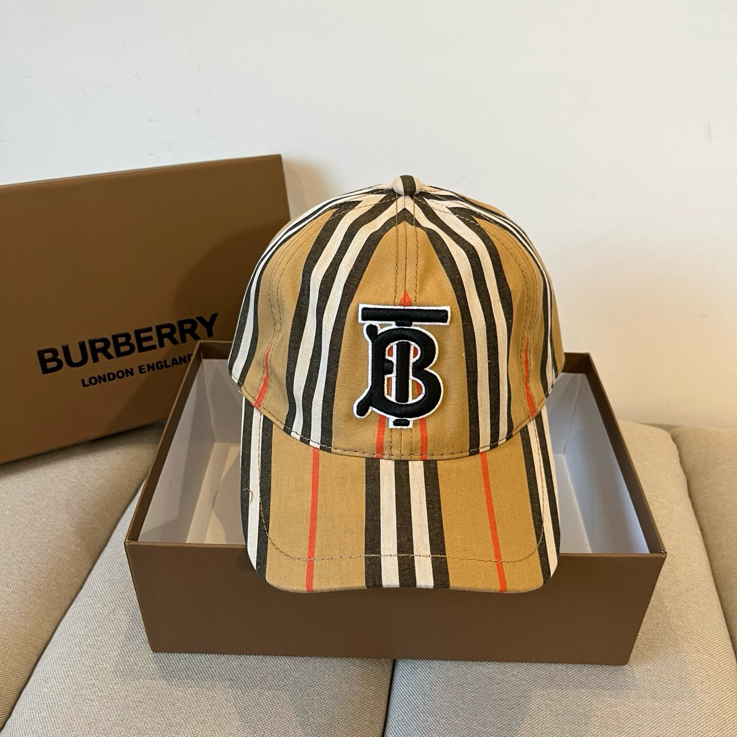 NO:224257,BURBERRY BURBERRY New Baseball Cap in Early Spring, simple and fashionable style, the same style as men and women!  High-quality products, premium quality!  Hat straw hat fisherman hat baseball hat knit hat, hat, burberry, burberry, espadrilles, hats19860909BURBERRY巴宝利早春新款棒球帽,简约尚时风,男女同款！高质品,尊享品质感！帽子草帽渔夫帽棒球帽针织帽,帽子,burberry,burberry,espadrilles,hats,hat