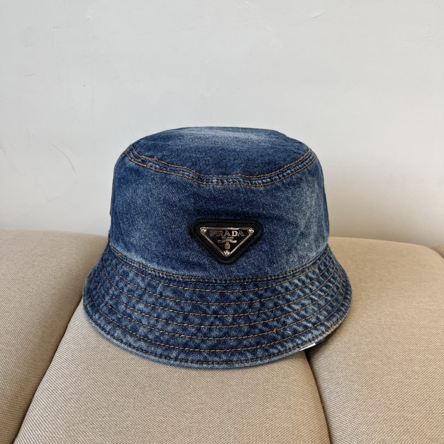 NO:224339,Prada PRADA new classic fisherman hat purchasing version!  Fashion trend, high-end workmanship!  Extraordinary quality, look at the details of the hat, straw hat, fisherman hat, baseball hat, knit hat, hat, prada, prada, espadrilles, hats19860909普拉达 PRADA 新品经典渔夫帽 代购版本！时尚潮流,高端做工！非一般的品质,细节看实拍哦帽子草帽渔夫帽棒球帽针织帽,帽子,prada,prada,espadrilles,hats,hat