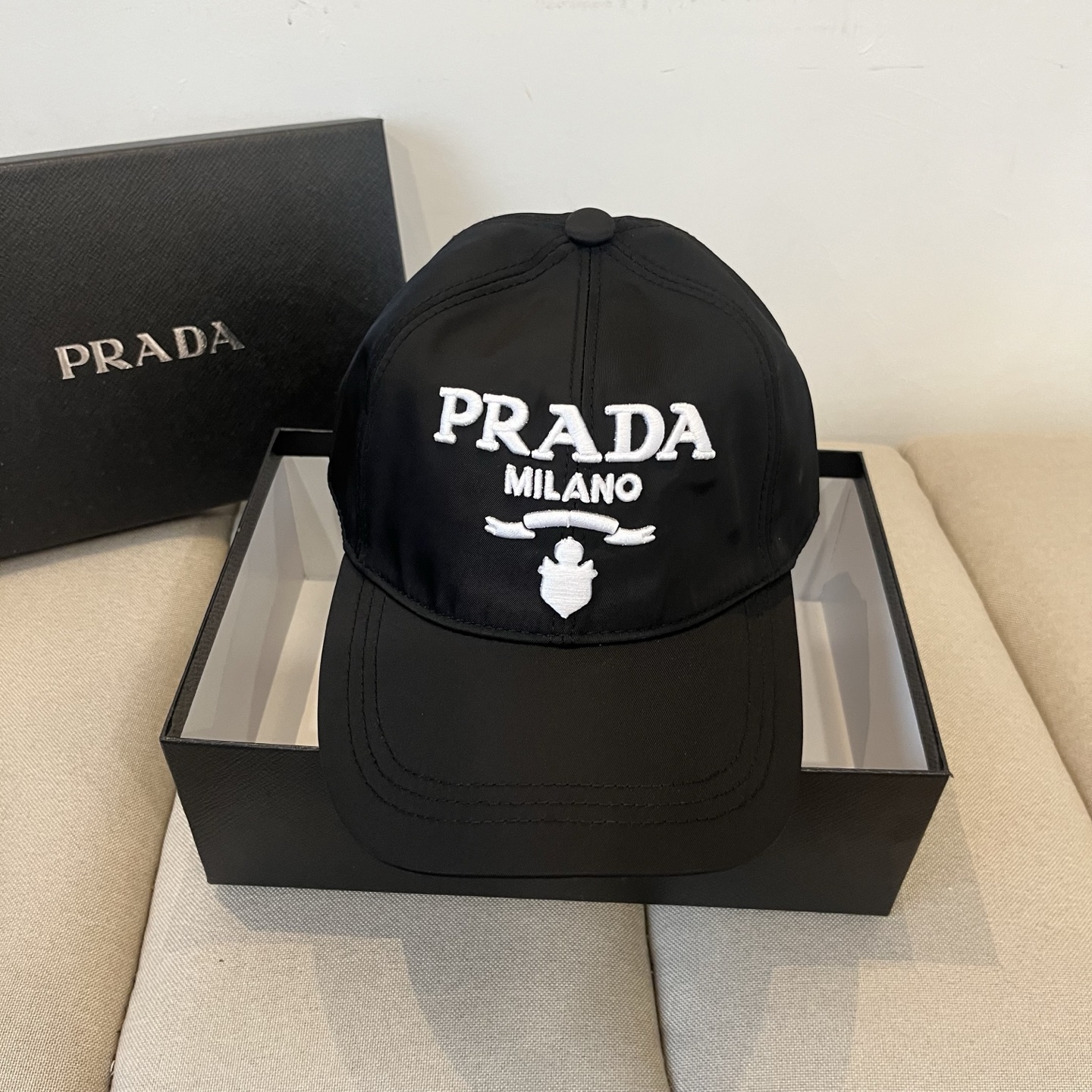 NO:226347,Prada PRADA new classic baseball cap purchase version!  Fashion trend, high-end workmanship!  Extraordinary quality, look at the details and take a real shot, hats, prada, prada, hats19860909普拉达 PRADA 新品经典棒球帽 代购版本！时尚潮流,高端做工！非一般的品质,细节看实拍哦,帽子,prada,prada,hats,hat