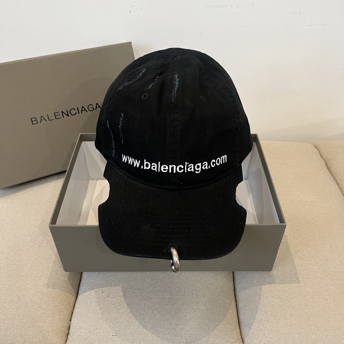 NO:226348,BALENCIAGA's new logo baseball cap, cool colors, different styles for men and women, the first batch is shipped first!  Paris fans must-have!  ,hats,balenciaga,balenciaga,hats19860909BALENCIAGA巴黎世家新款logo棒球帽,很酷的色系,男女佩戴都有不同style,第一批抢先出货！巴黎粉必入款！,帽子,balenciaga,balenciaga,hats,hat