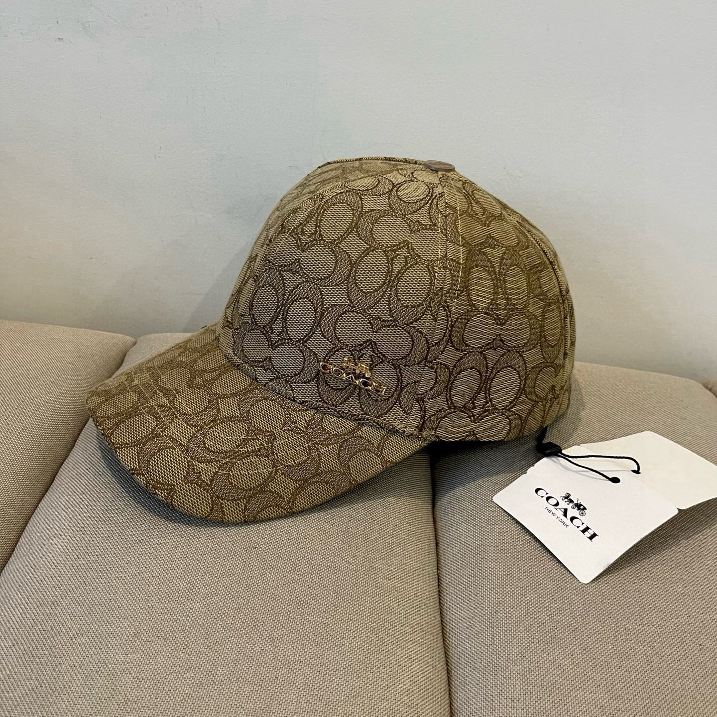NO:226383,Coach's new baseball cap This baseball cap is really versatile and out of date, and the cost-effectiveness is also very beautiful, so it counterattack~hats, hats, coach, coach, hats19860909Coach蔻驰新款棒球帽 这款棒球帽真的百搭不过时,性价比也很高,美到逆袭～帽子,帽子,coach,coach,hats,hat