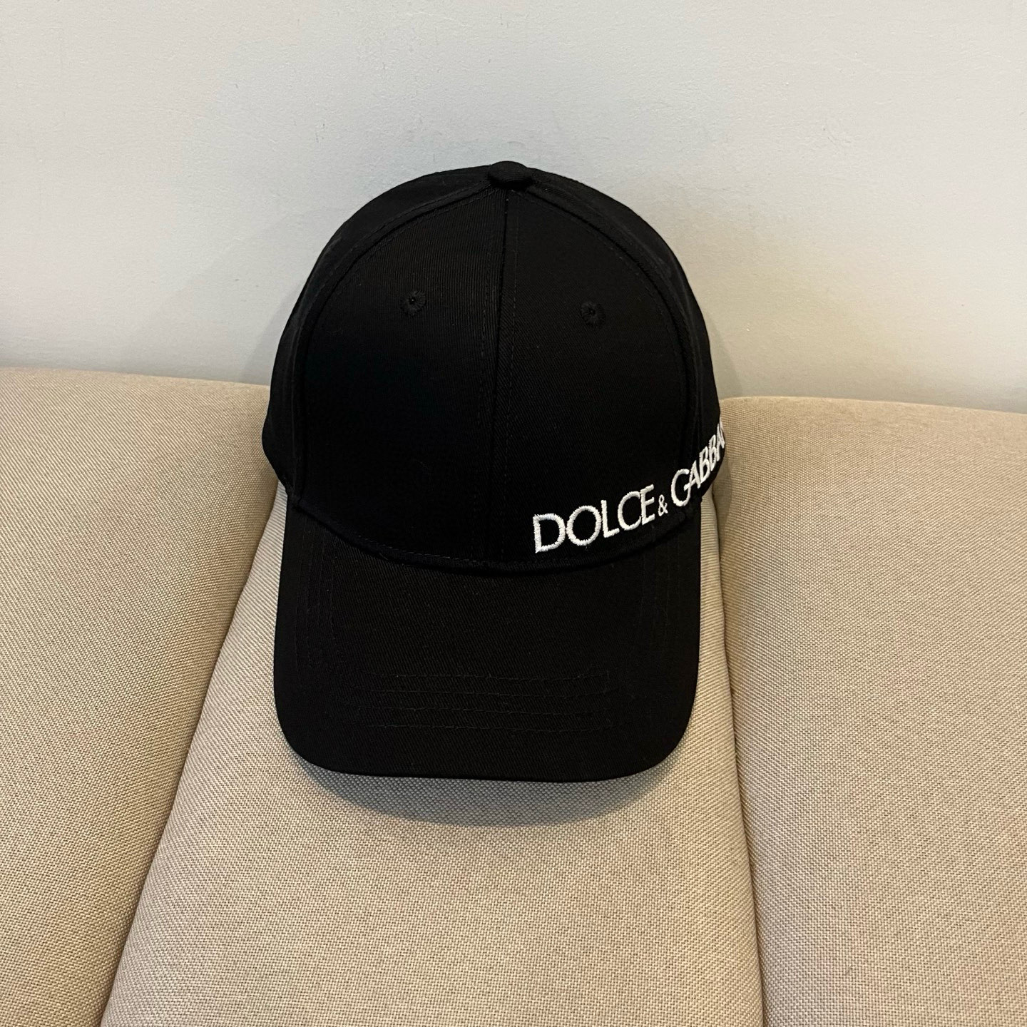 NO:226365,DG official website new products, baseball caps, original orders are coming with great quality, very exquisite craftsmanship, high-end, atmospheric and up-class!  Low-key luxury, easy to carry!  Run volume!  , Hats, Dolce & Gabbana, hats19860909DG官网新品,棒球帽,原单品质火爆来袭 工艺非常精美 高档大气上档次！低调奢华,方便携带！跑量！,帽子,Dolce&Gabbana,hats,hat