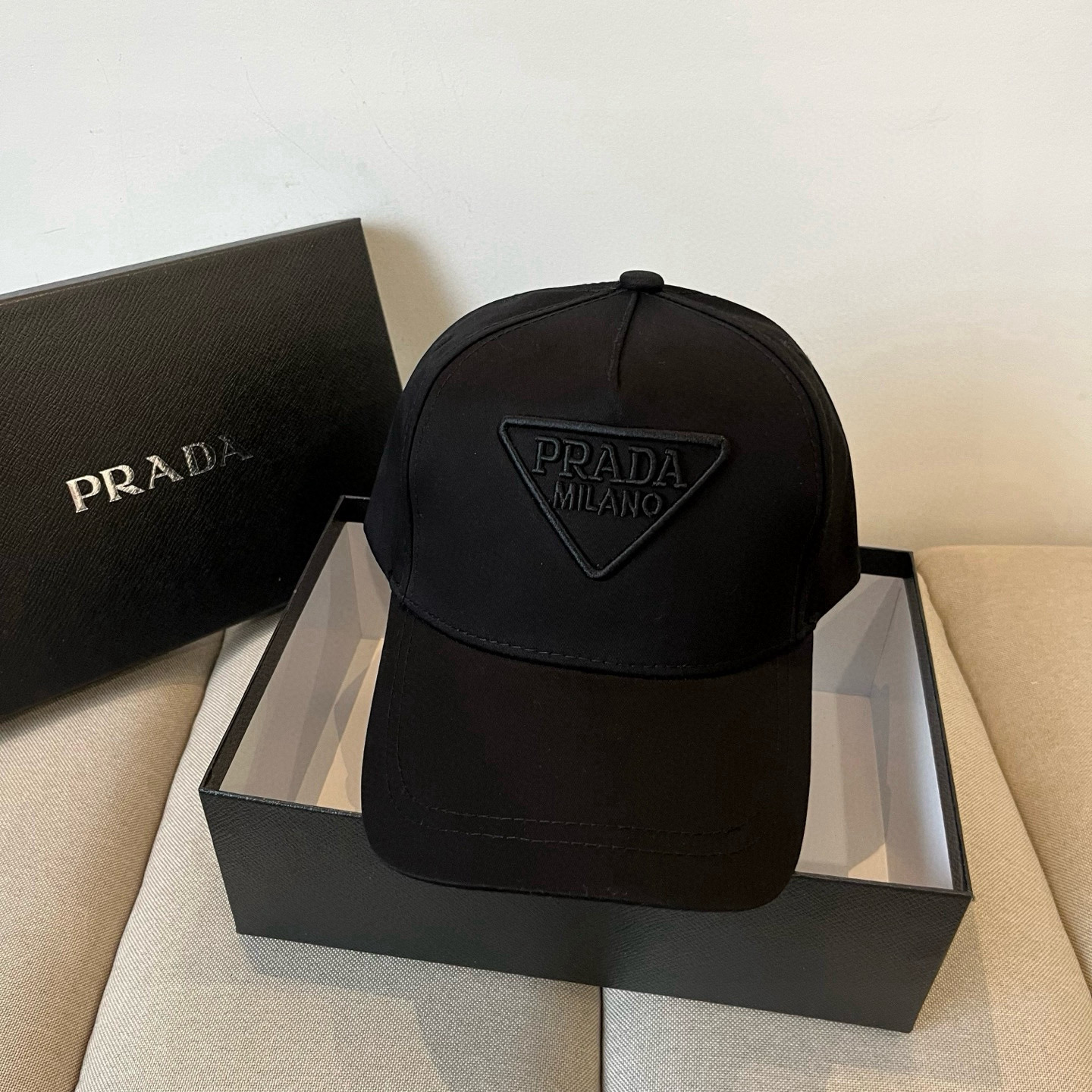 NO:227190,Prada PRADA new classic baseball cap purchase version!  Fashion trend, high-end workmanship!  Extraordinary quality, look at the details of the real shot, hat, straw hat, fisherman hat, baseball hat, hat, prada, prada, espadrilles, hats19860909普拉达 PRADA 新品经典棒球帽 代购版本！时尚潮流,高端做工！非一般的品质,细节看实拍哦帽子草帽渔夫帽棒球帽,帽子,prada,prada,espadrilles,hats,hat