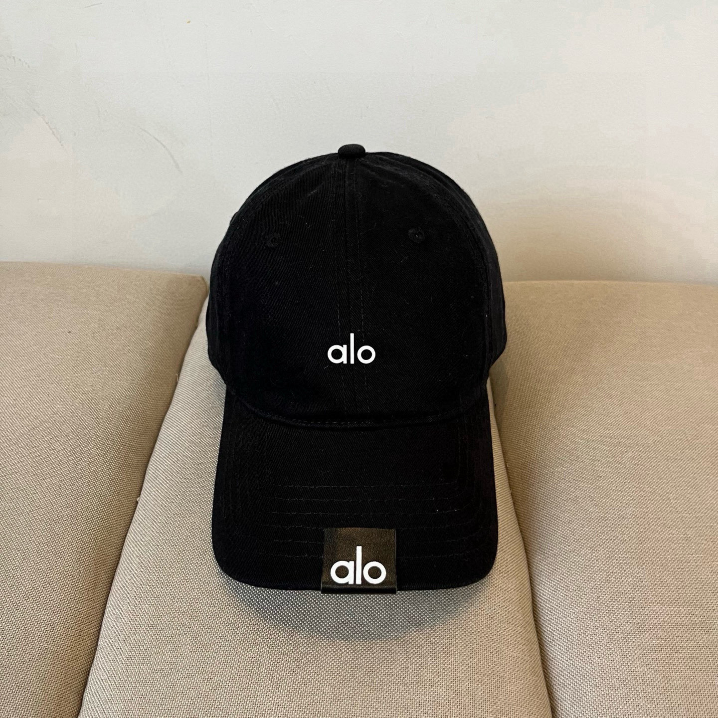 NO:809766,alo's new customized baseball cap is full of design, suitable for daily wear, sweet and cool, stylish and high-end. It doesn't choose anyone, hats, scarves, socks, socks, hats.19860909alo 新款定制棒球帽 设计感满满 日常穿搭 甜酷十足 洋气 高级 不挑人,帽子.围巾.袜子,socks,hats,accessory
