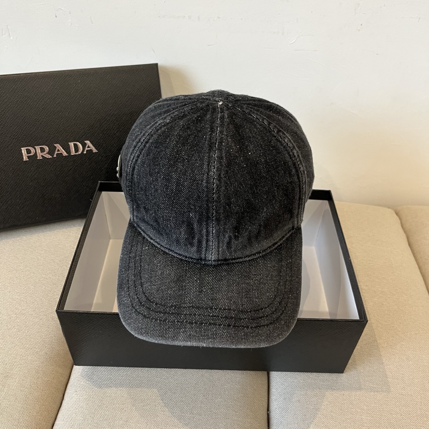 NO:229513,Prada PRADA new classic baseball cap purchase version!  Fashion trend, high-end workmanship!  Extraordinary quality, look at the details of the real shot, hat, straw hat, fisherman hat, baseball hat, hat, prada, prada, espadrilles, hats19860909普拉达 PRADA 新品经典棒球帽 代购版本！时尚潮流,高端做工！非一般的品质,细节看实拍哦帽子草帽渔夫帽棒球帽,帽子,prada,prada,espadrilles,hats,hat