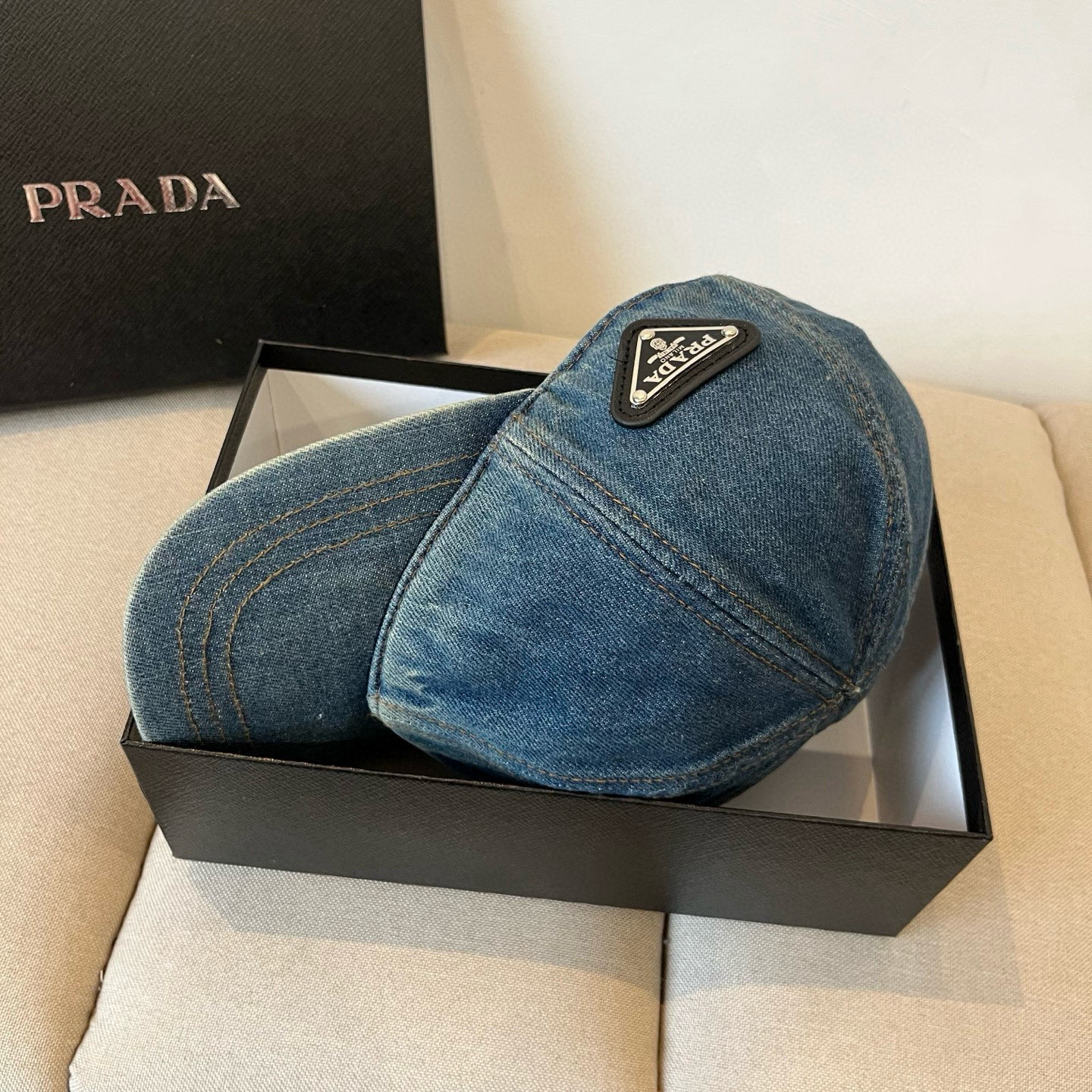 
普拉达 PRADA 新品经典棒球帽 代购版本！时尚潮流，高端做工！非一般的品质，细节看实拍哦