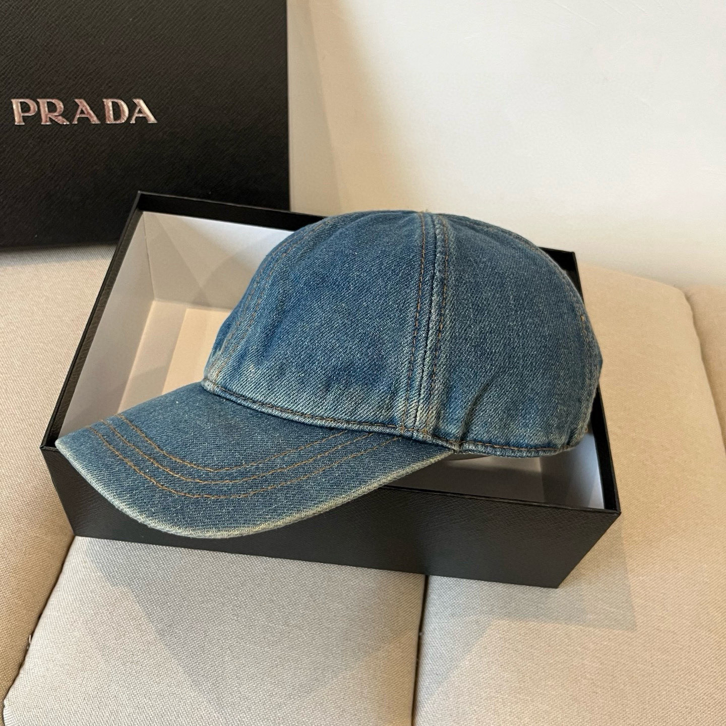 
普拉达 PRADA 新品经典棒球帽 代购版本！时尚潮流，高端做工！非一般的品质，细节看实拍哦