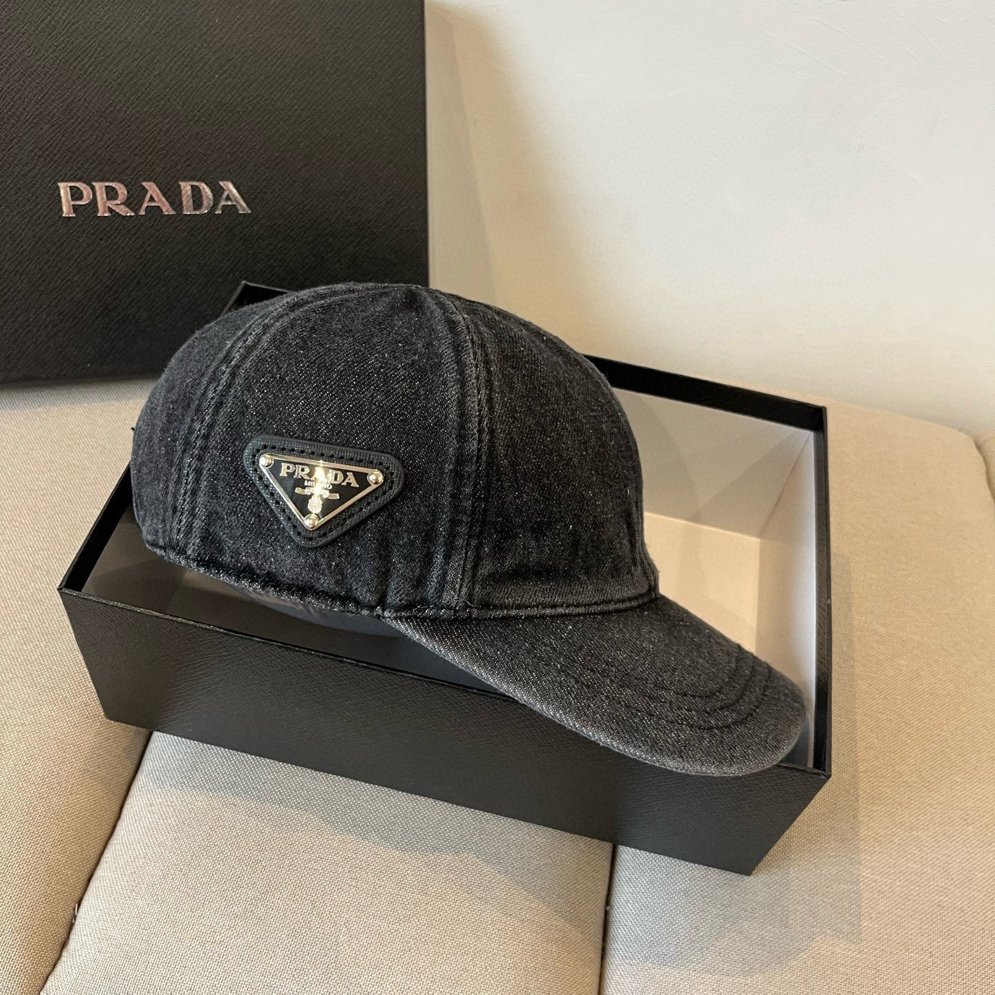 
普拉达 PRADA 新品经典棒球帽 代购版本！时尚潮流，高端做工！非一般的品质，细节看实拍哦