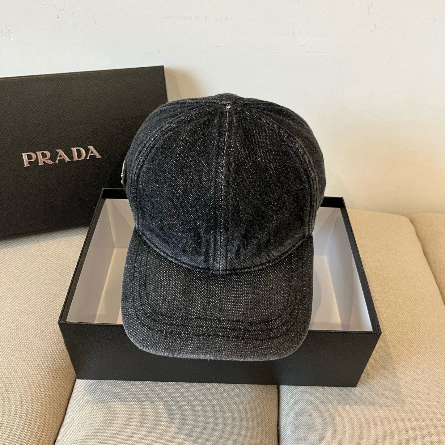 
普拉达 PRADA 新品经典棒球帽 代购版本！时尚潮流，高端做工！非一般的品质，细节看实拍哦