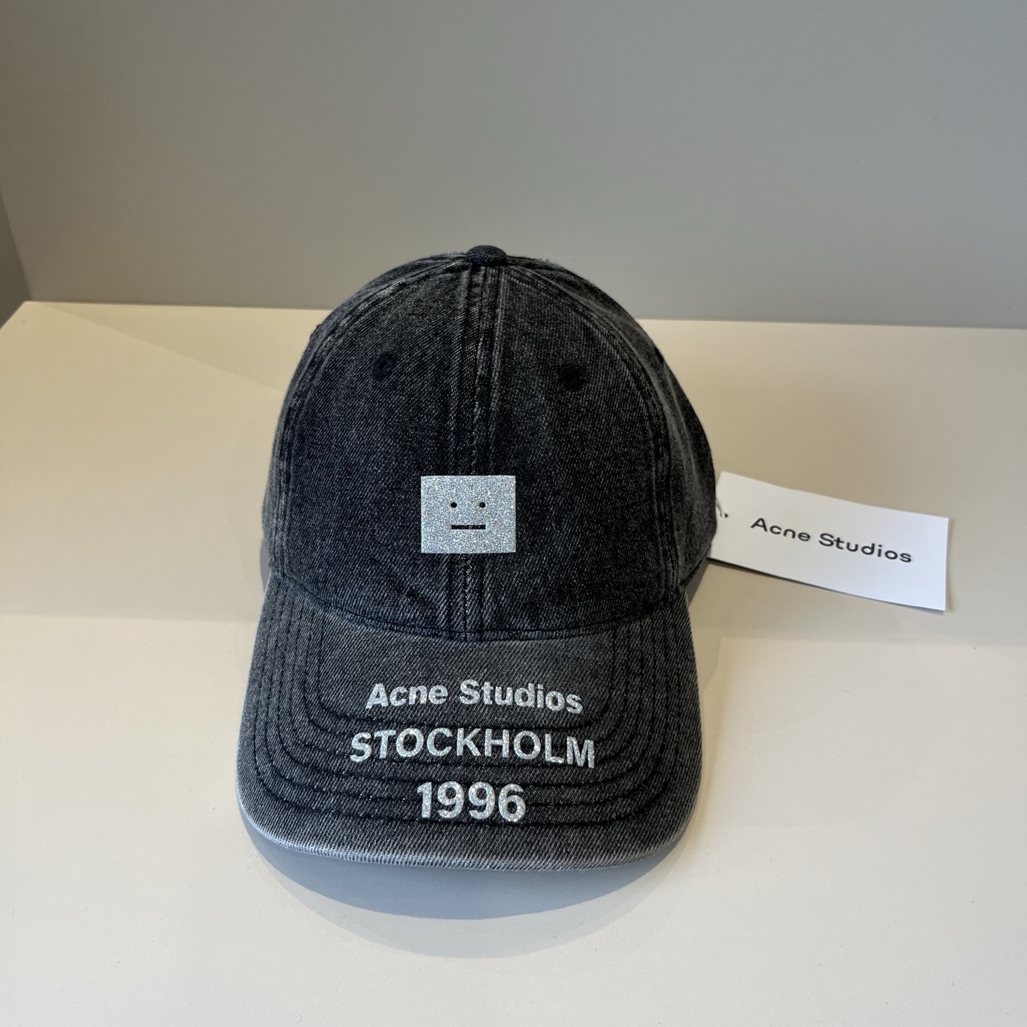 NO:344033,Acne Studios Smiley Baseball Caps for Men and Women!  !  Its material is a special custom material, made of dense cotton and then washed twice to achieve breathability!  The design is simple and elegant, the brand logo of smiley face is super super convenient. It is not too picky to match, the same style as men and women~ it looks very good when worn~ boys are handsome, and girls sincerely recommend it to everyone! Hats, straw hats, fisherman hats, baseball hats, hats, acne studios, dior, espadrilles, hatsAcne Studios 笑脸棒球帽 男女同款 ！！ 它的料子是特殊定制料,选用密实的棉制成经过两次水洗工艺,才能到达透气性！ 设计简约大方,笑脸品牌徽标,超级超级方便的.搭配也不会太挑,男女同款～戴起来都很好看～男生帅气,女生减龄诚意推荐给大家!帽子草帽渔夫帽棒球帽,帽子,acne studios,dior,espadrilles,hats,hat