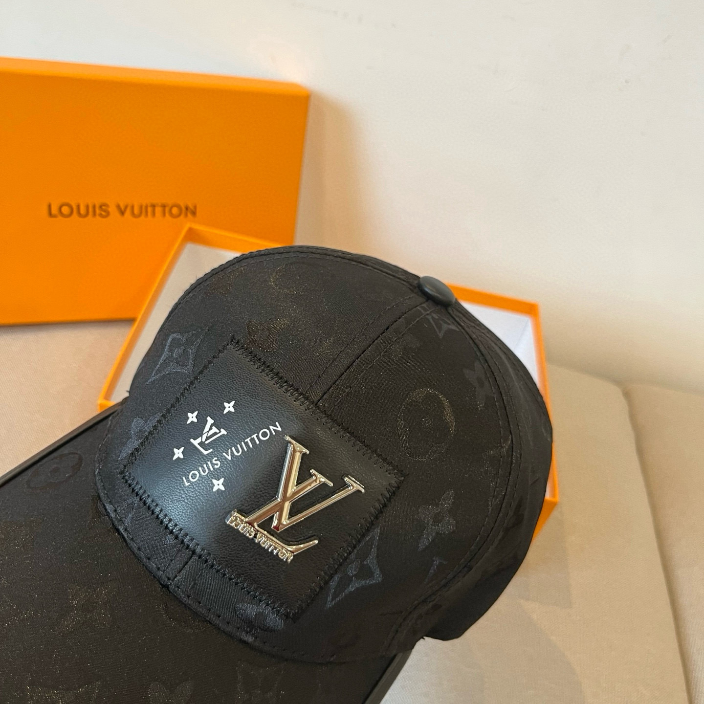 🧢路易威登棒球帽 LouisVuitton😍新款LV棒球帽，重工打造♥️高端大气，百搭款🤗男女通用！跑量