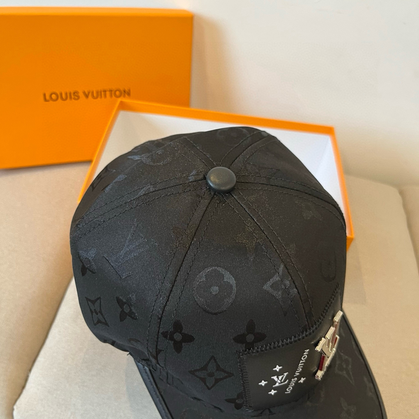 🧢路易威登棒球帽 LouisVuitton😍新款LV棒球帽，重工打造♥️高端大气，百搭款🤗男女通用！跑量