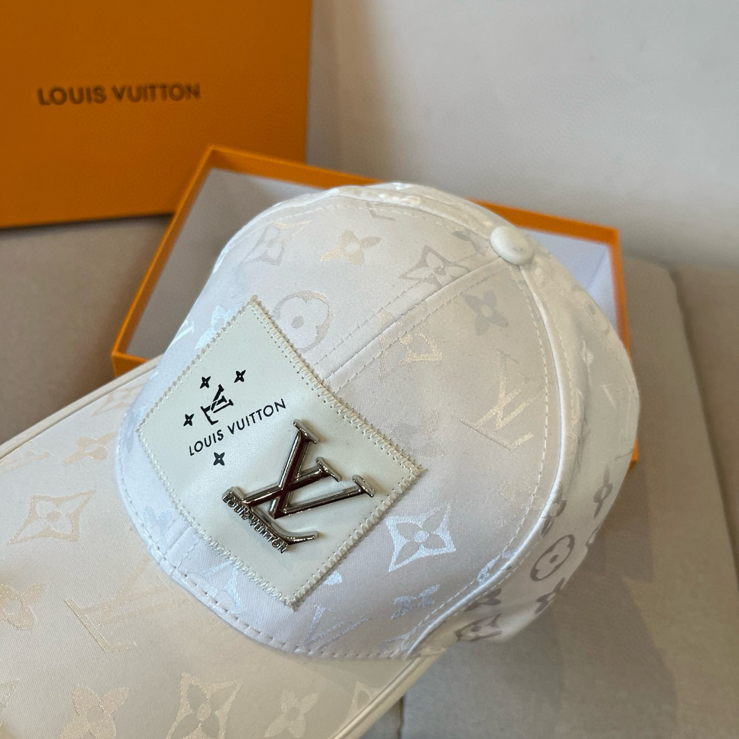 🧢路易威登棒球帽 LouisVuitton😍新款LV棒球帽，重工打造♥️高端大气，百搭款🤗男女通用！跑量