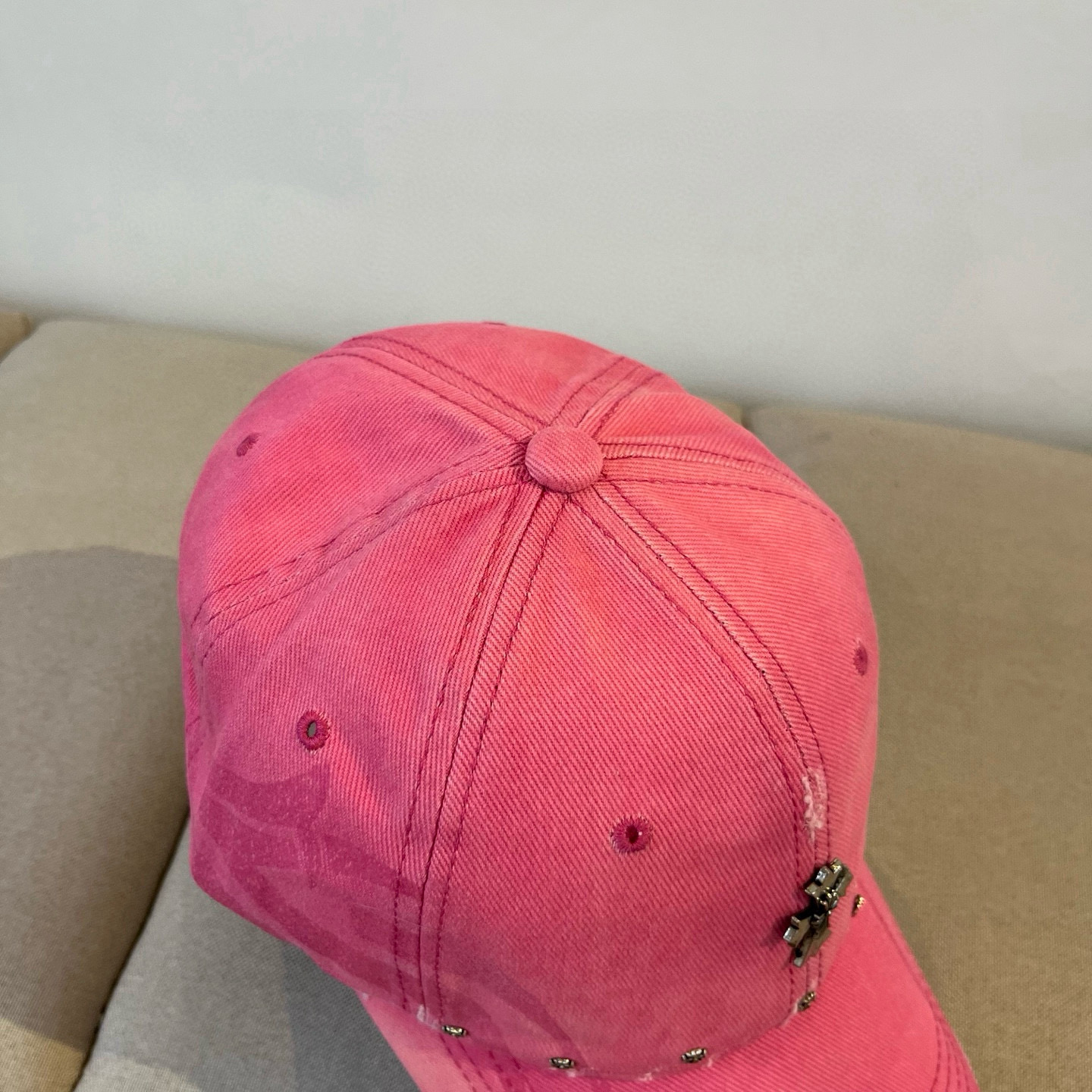  克罗心最新时尚前卫的休闲设计风格，戴上头就是这样好看看哦，做工精细，男女同款！
