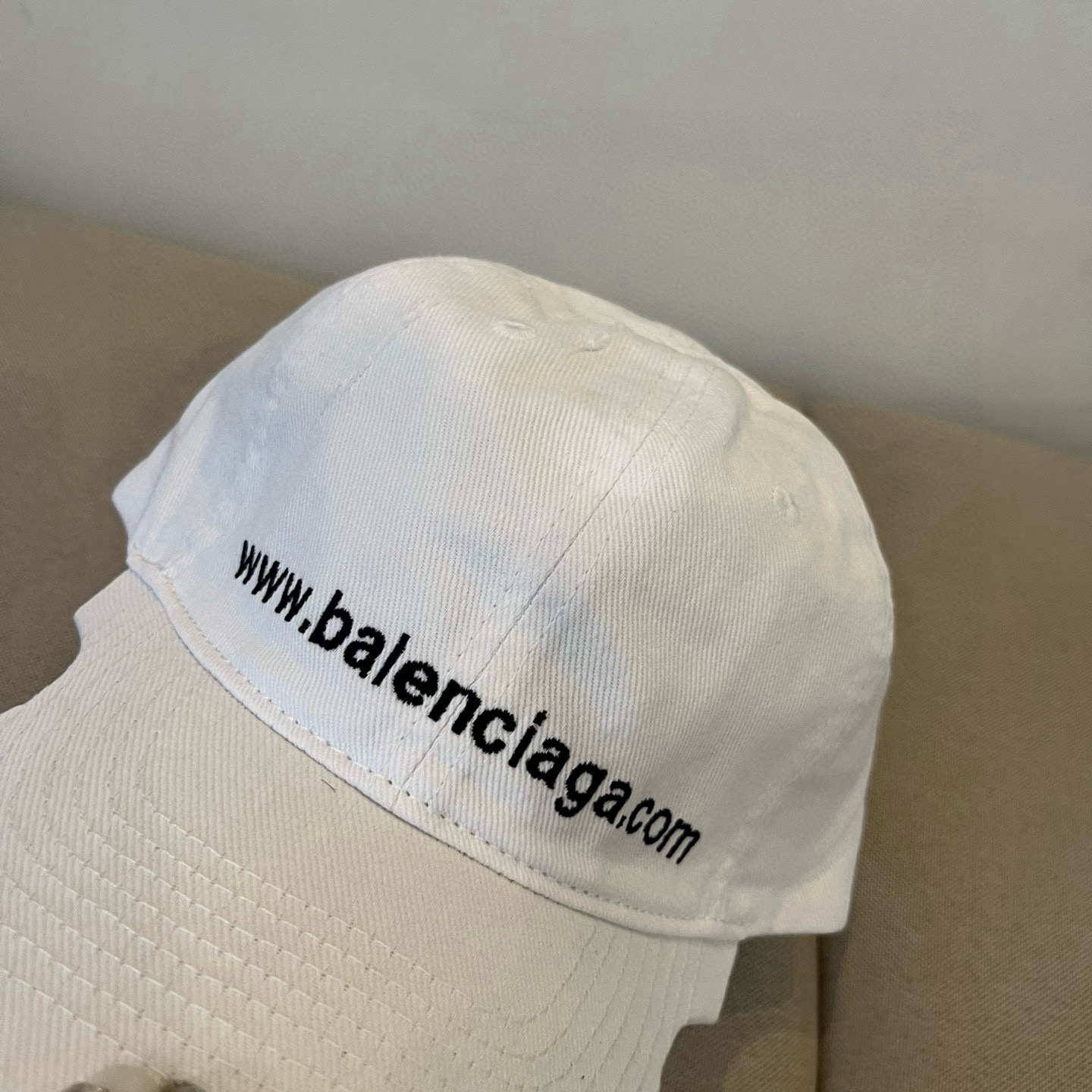PBALENCIAGA巴黎世家新款logo棒球帽，很酷的色系，男女佩戴都有不同style，第一批抢先出货