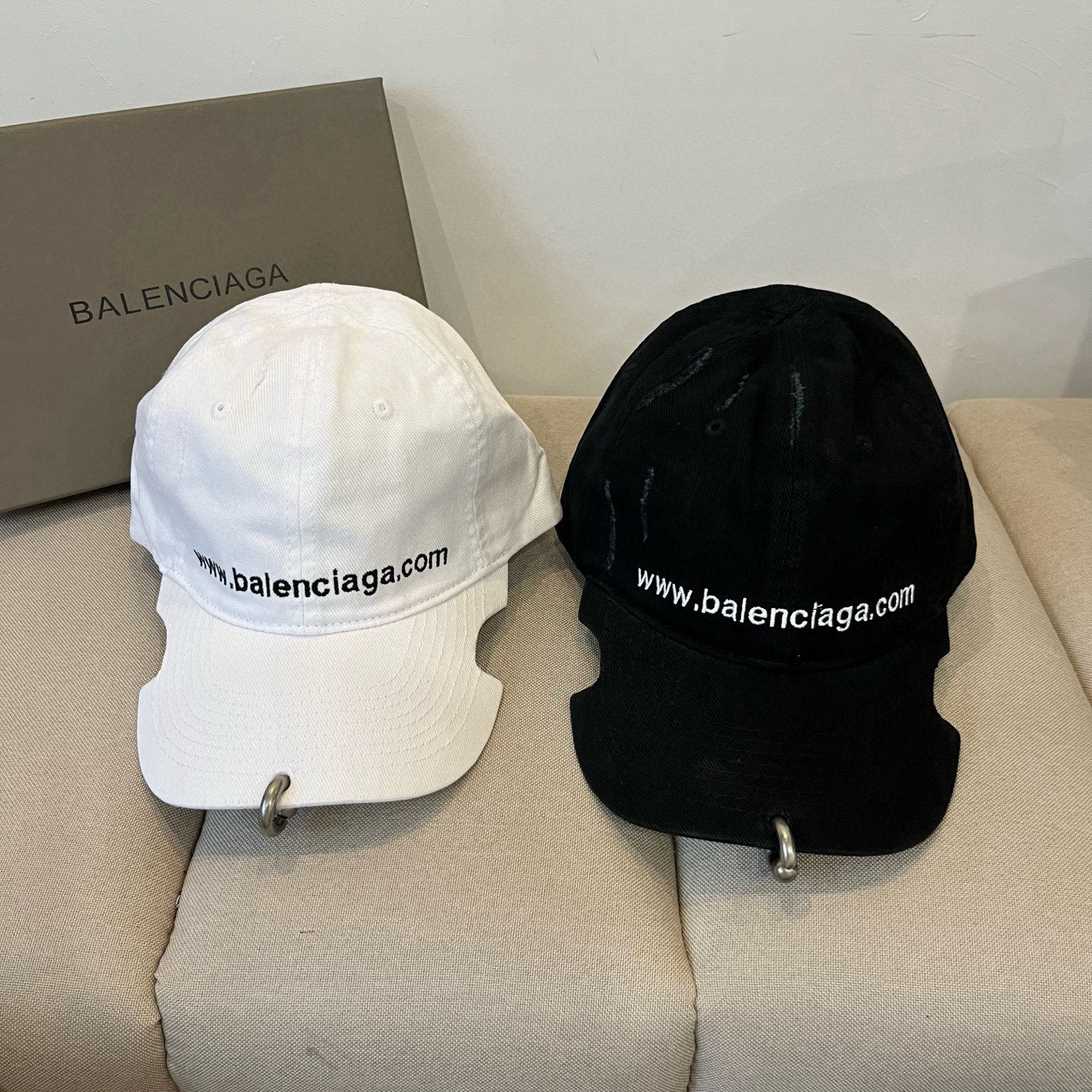 PBALENCIAGA巴黎世家新款logo棒球帽，很酷的色系，男女佩戴都有不同style，第一批抢先出货