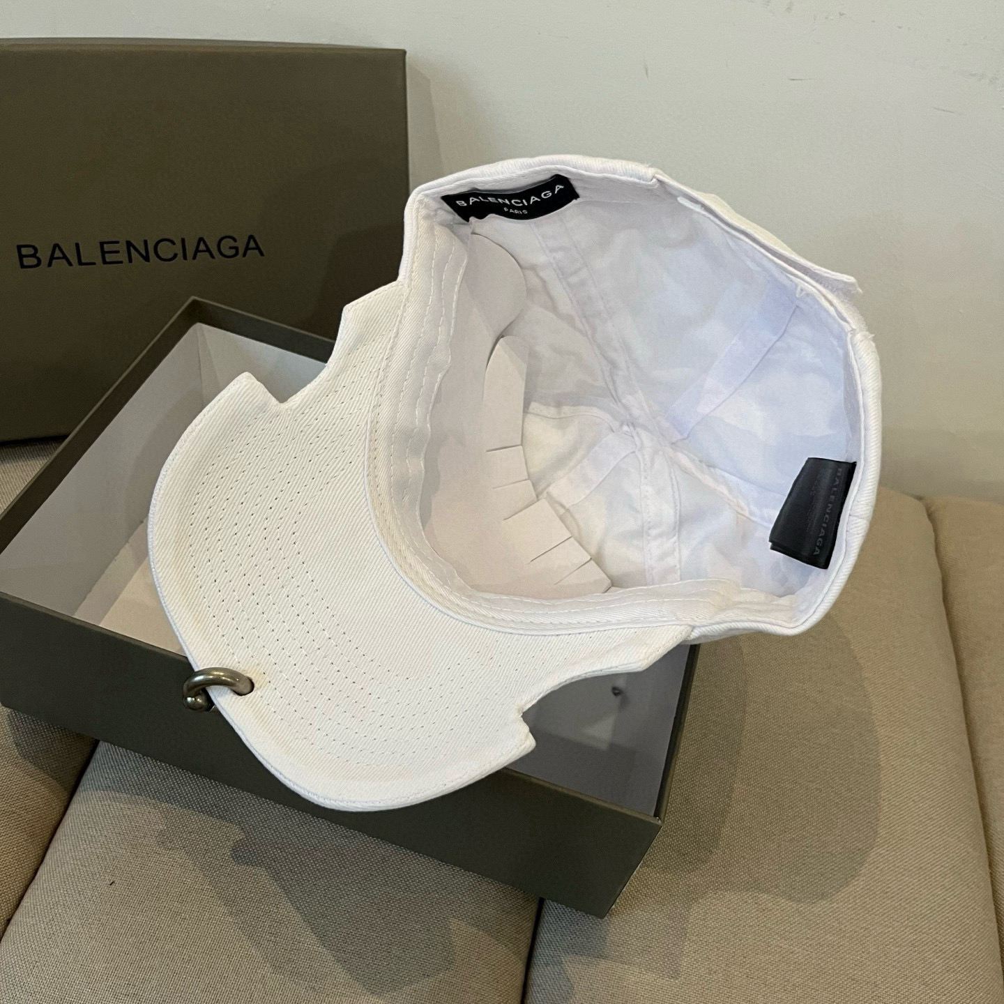 PBALENCIAGA巴黎世家新款logo棒球帽，很酷的色系，男女佩戴都有不同style，第一批抢先出货