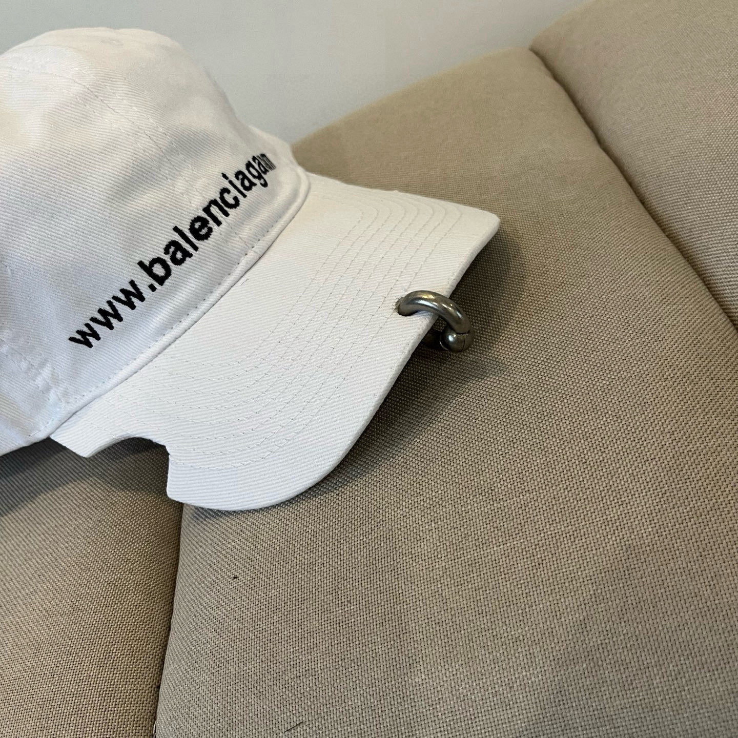PBALENCIAGA巴黎世家新款logo棒球帽，很酷的色系，男女佩戴都有不同style，第一批抢先出货