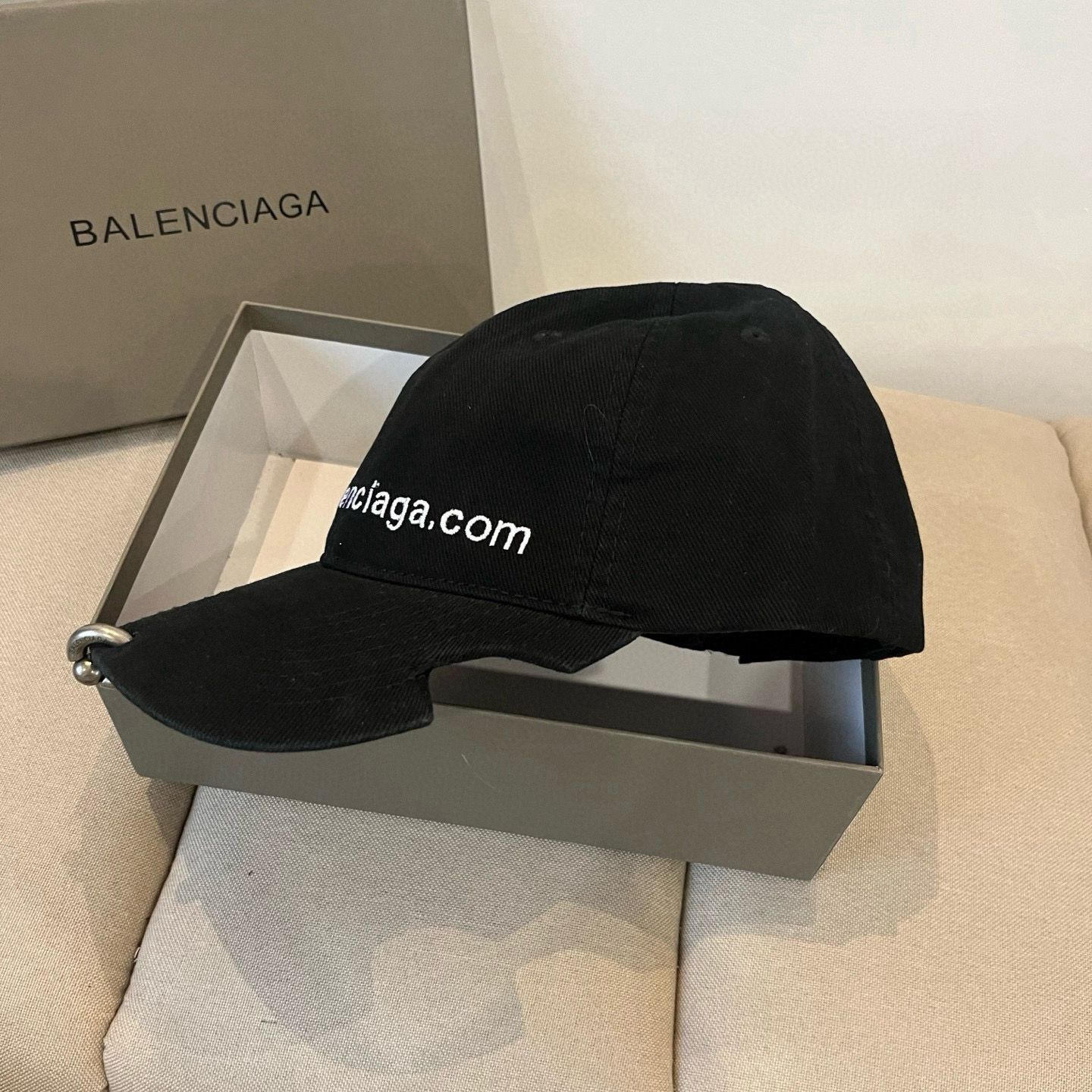 PBALENCIAGA巴黎世家新款logo棒球帽，很酷的色系，男女佩戴都有不同style，第一批抢先出货