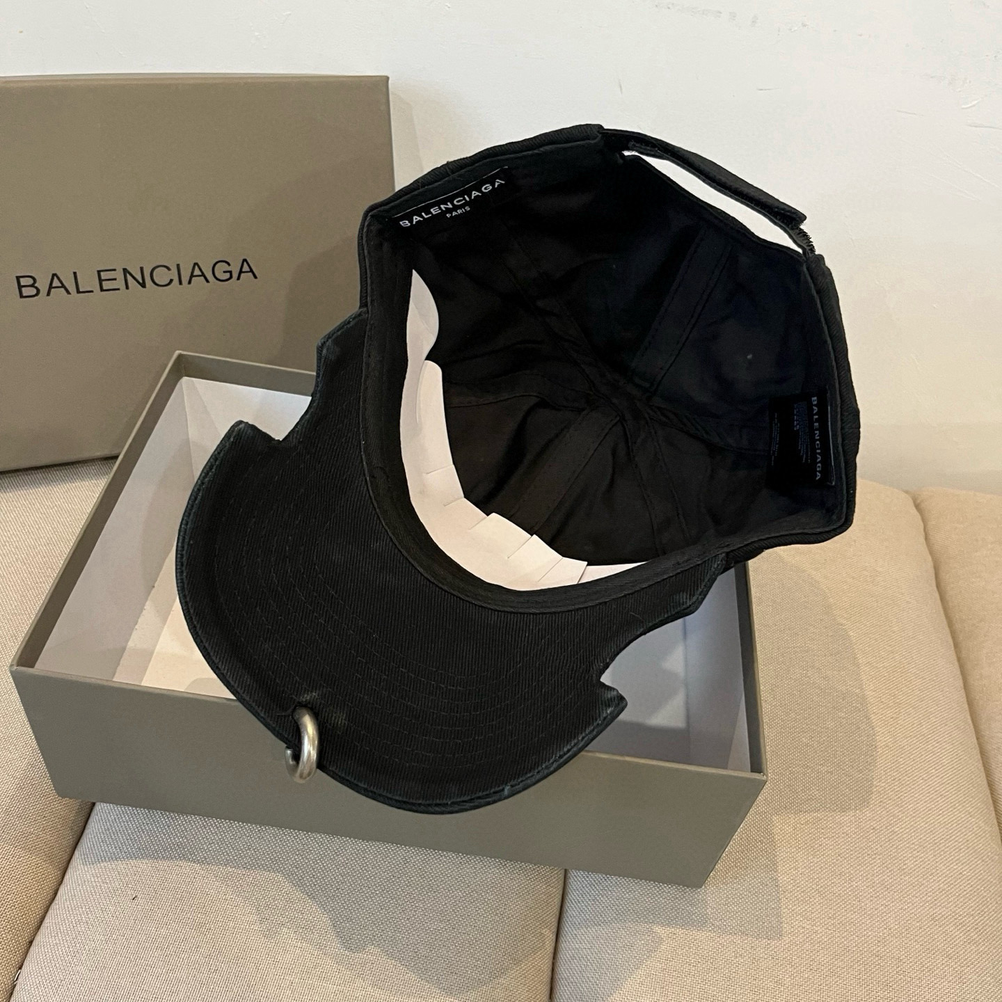 PBALENCIAGA巴黎世家新款logo棒球帽，很酷的色系，男女佩戴都有不同style，第一批抢先出货